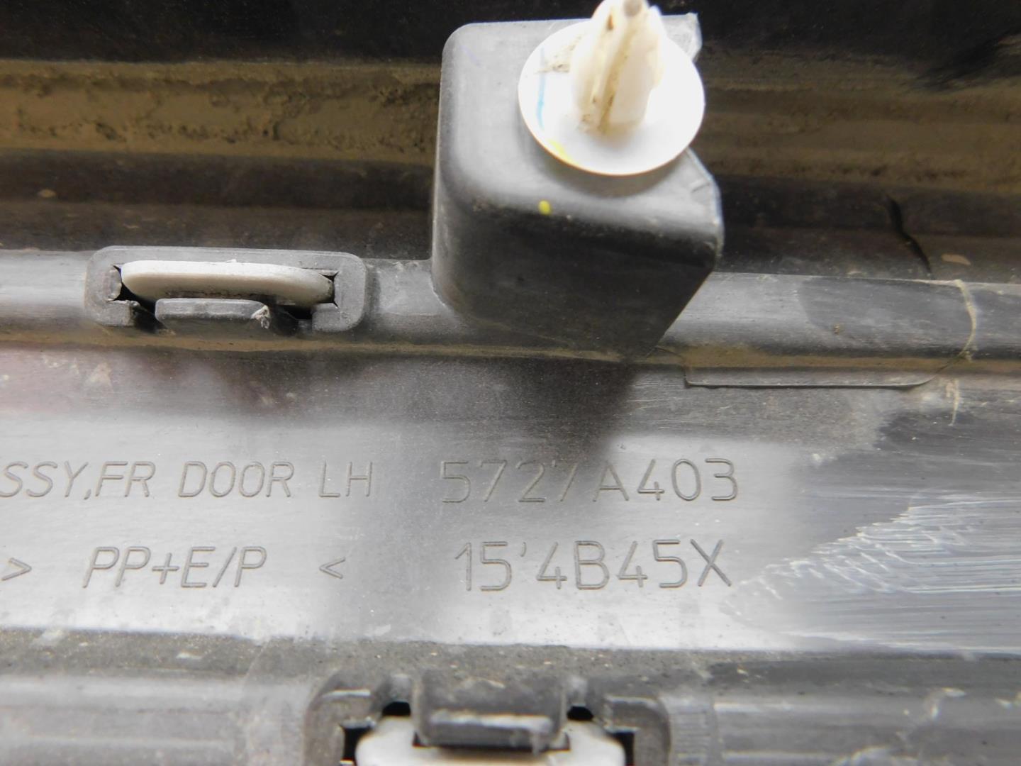 Накладка двери передней левой