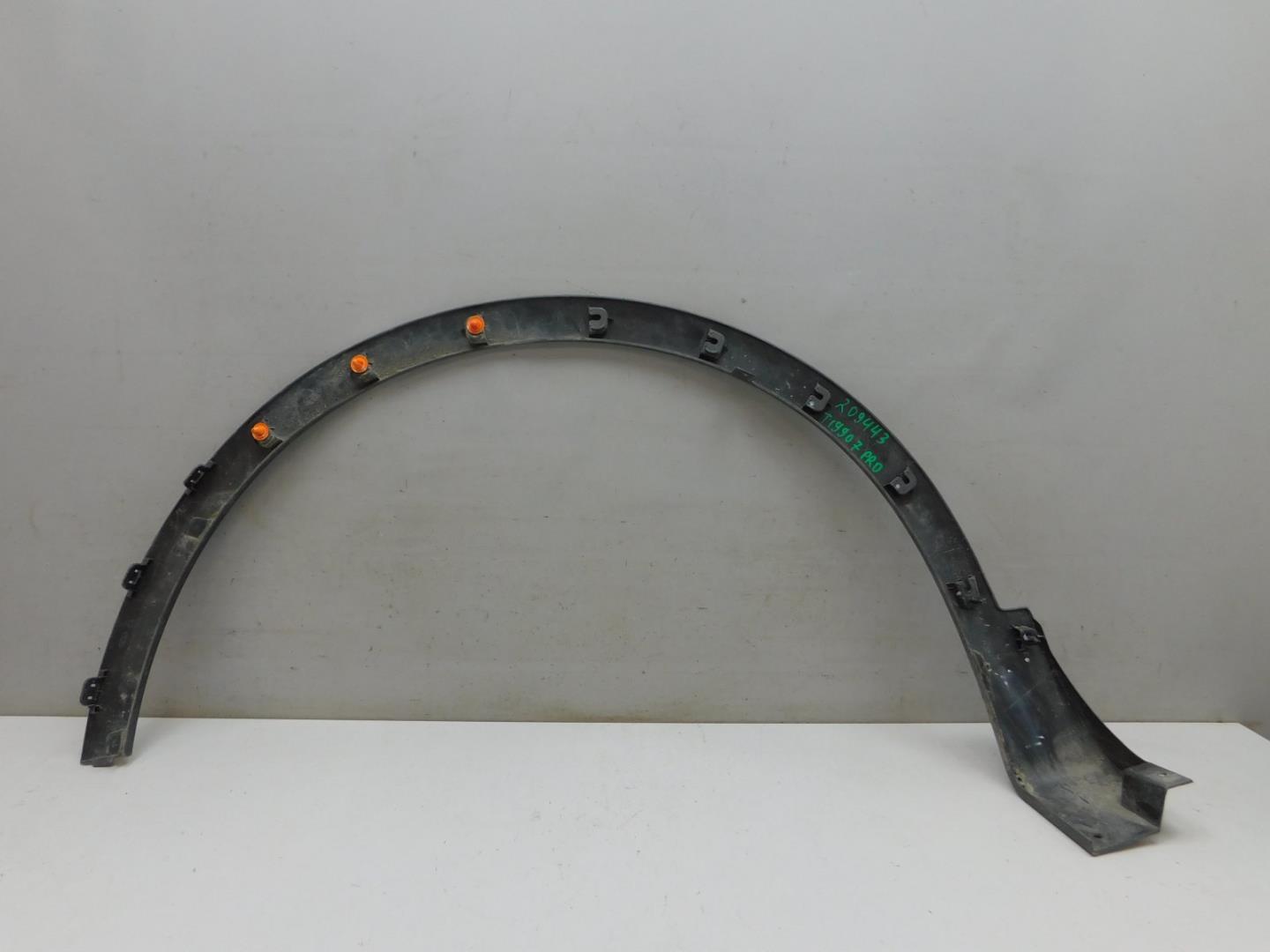 Накладка переднего крыла правого