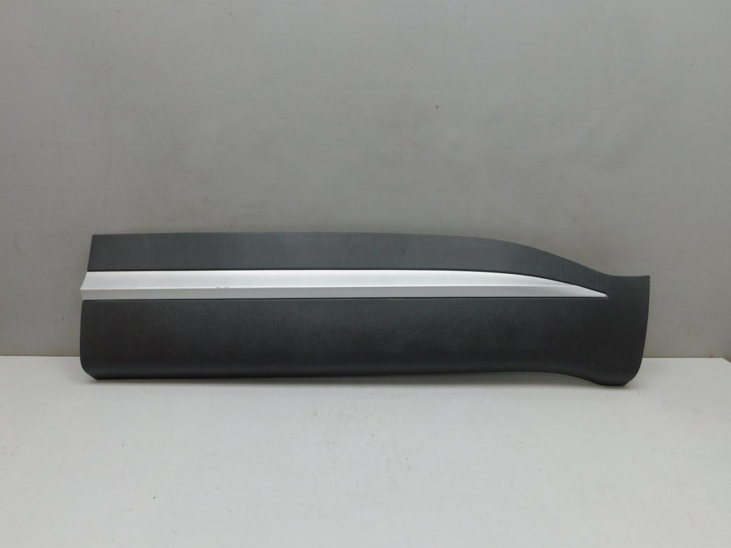 Накладка двери передней правой