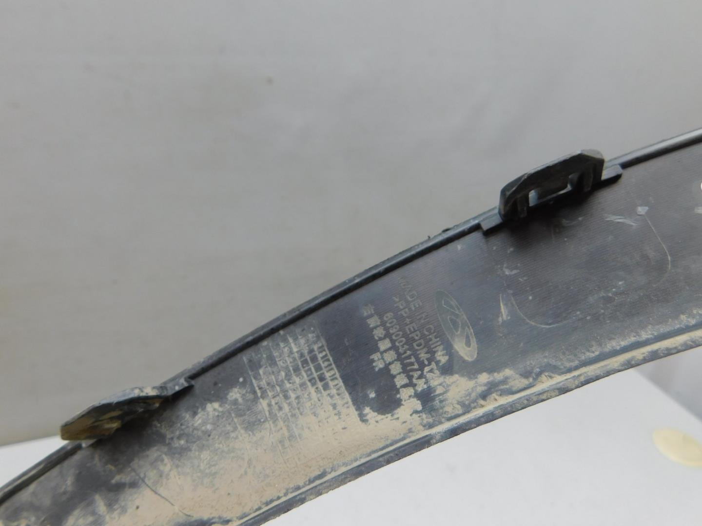 Накладка переднего крыла правого