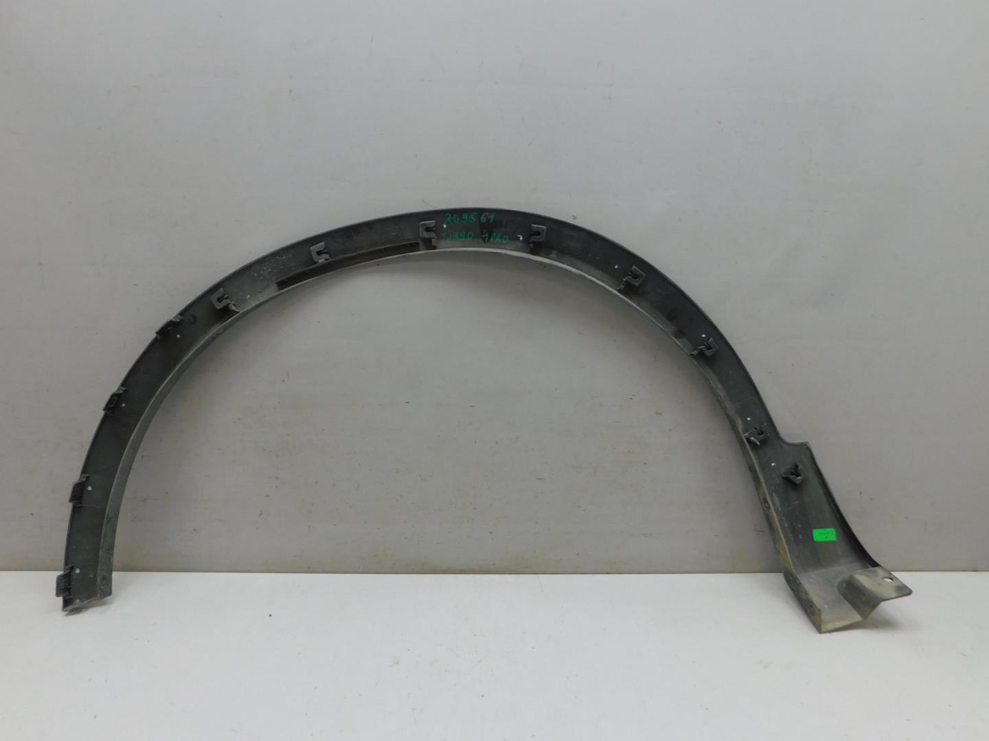Накладка переднего крыла правого