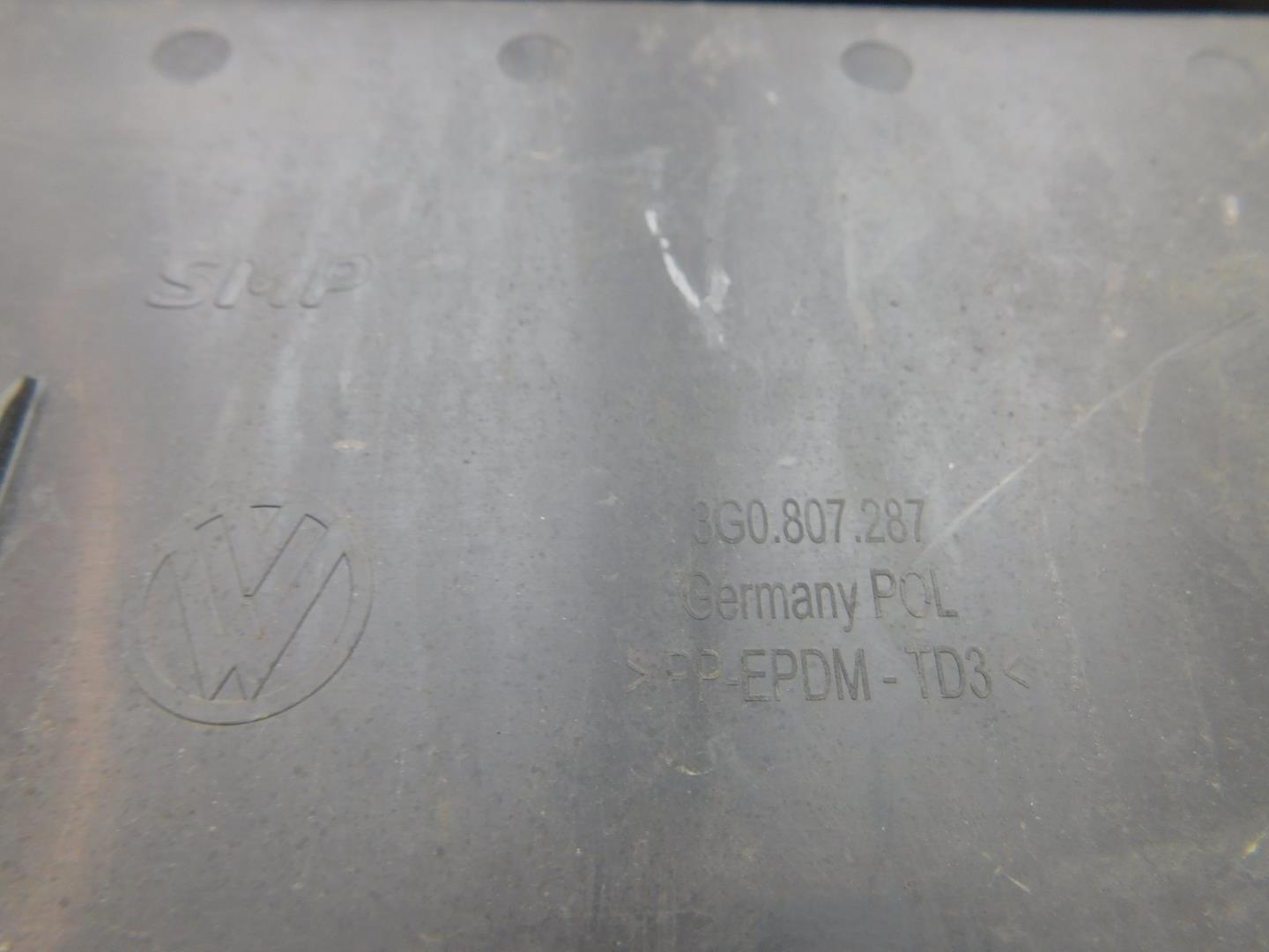 Накладка переднего бампера