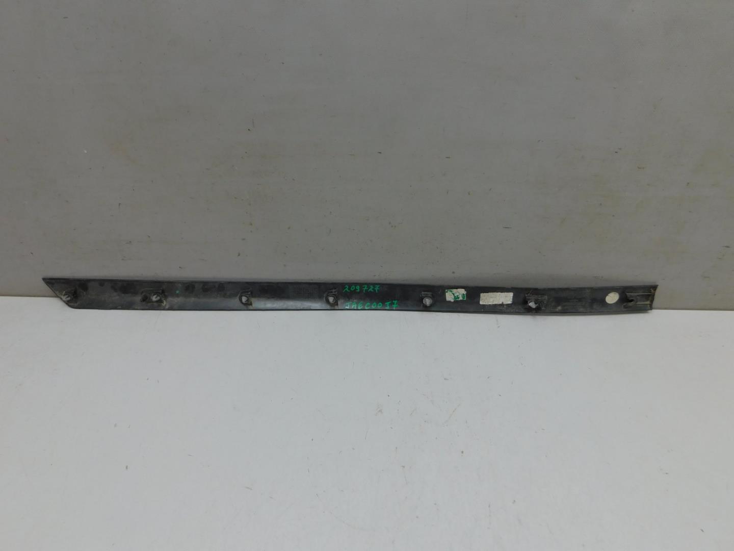 Накладка двери передней правой