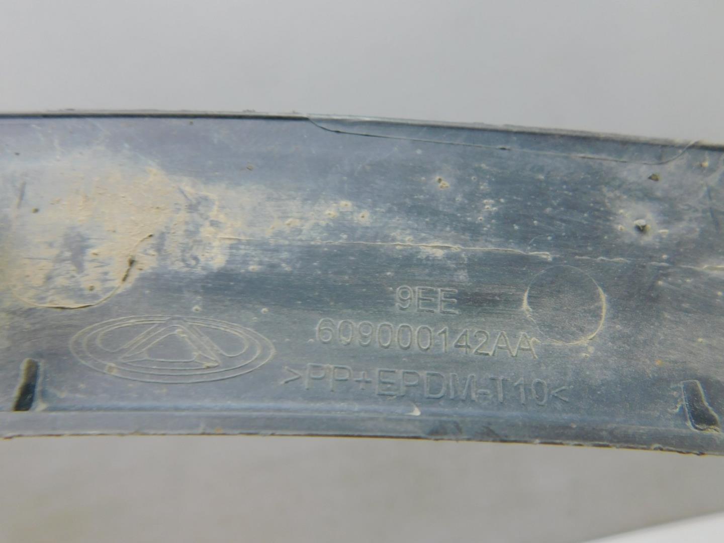 Накладка переднего крыла левого