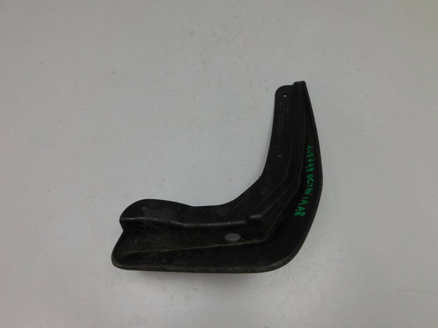 Брызговик задний левый