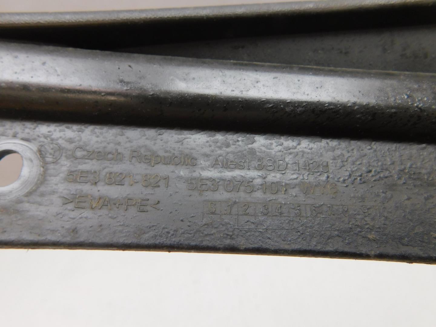 Брызговик задний левый