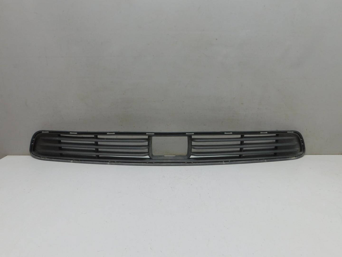 Решетка в бампер центральная
