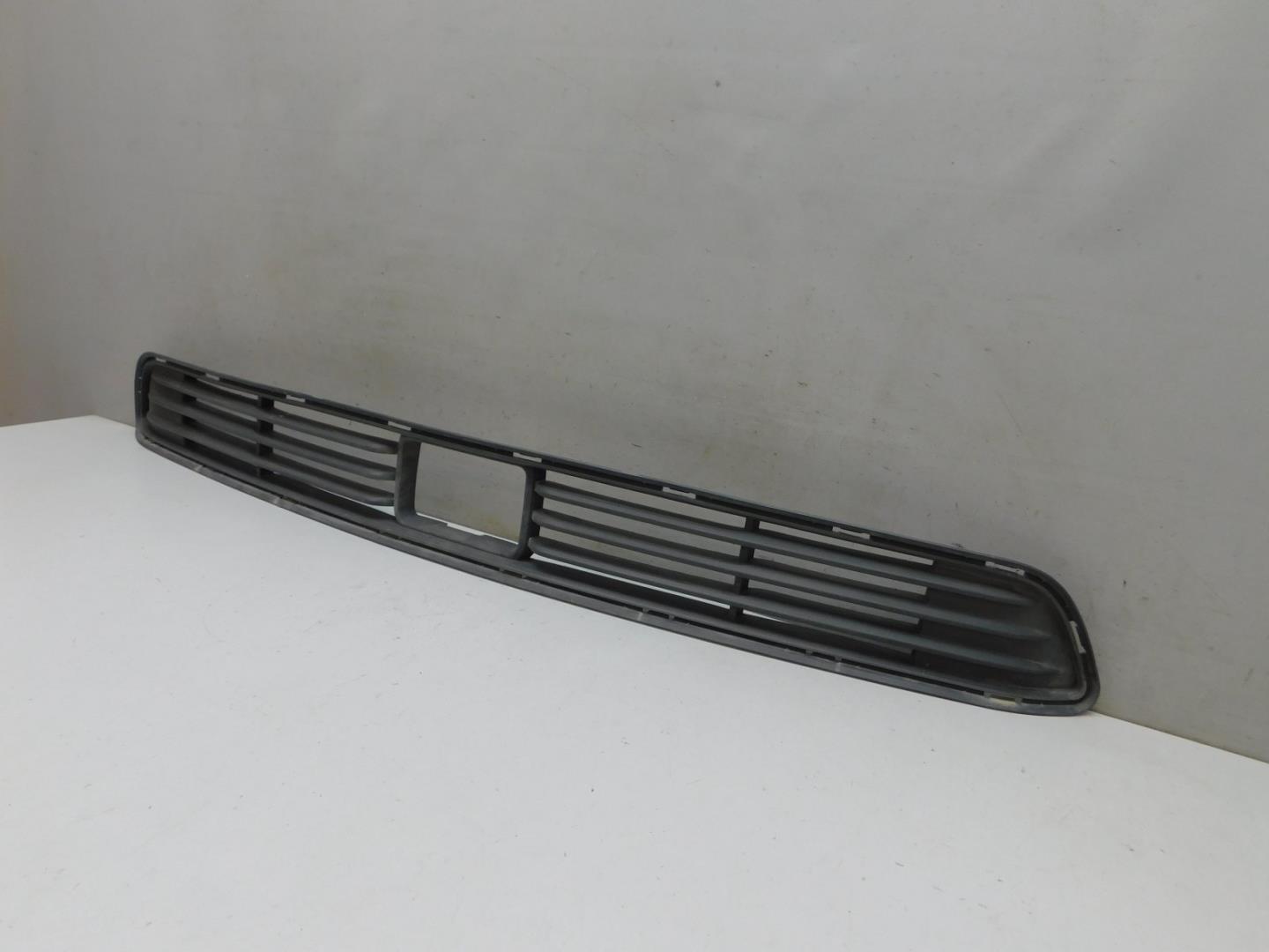 Решетка в бампер центральная