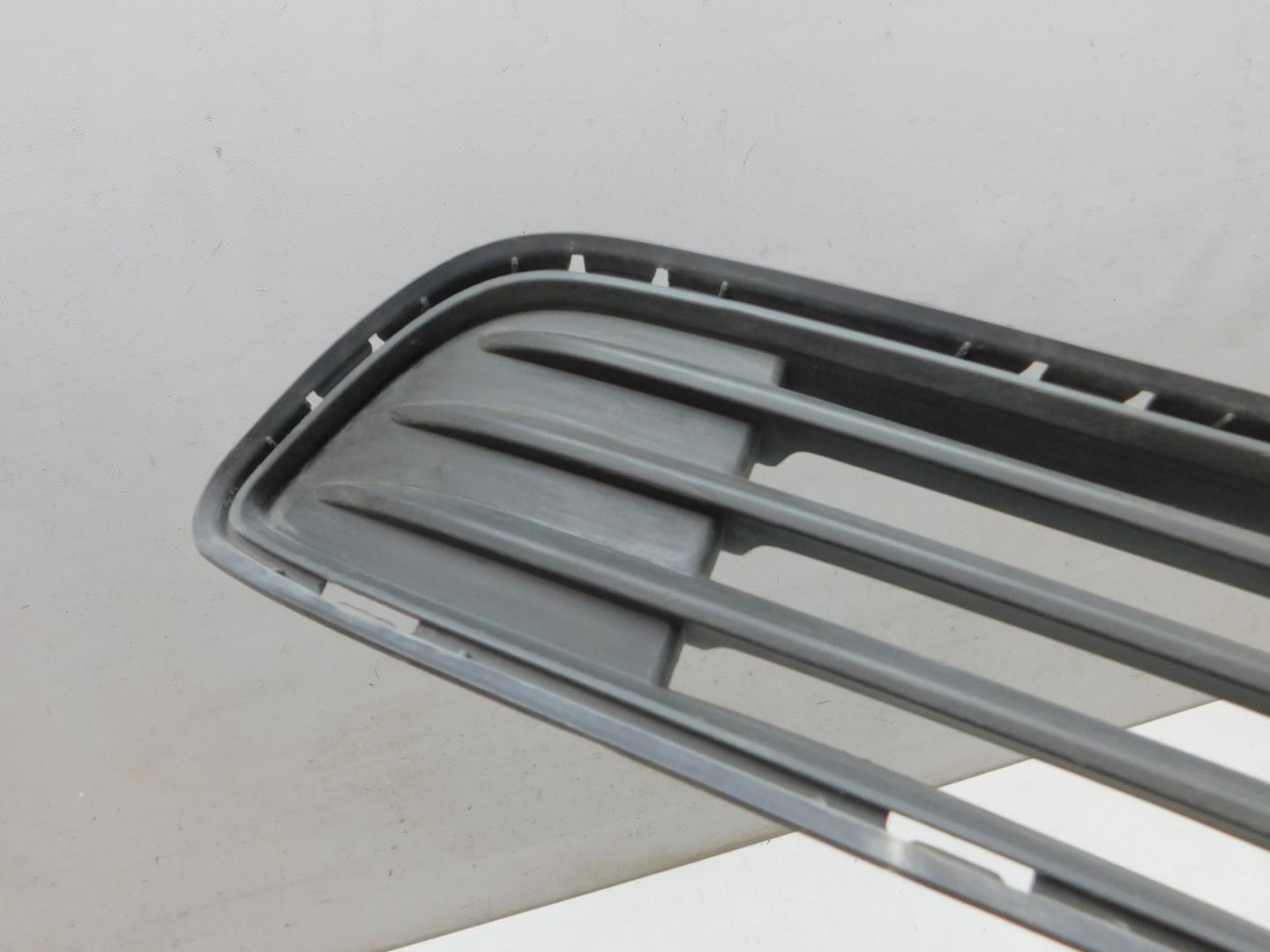 Решетка в бампер центральная