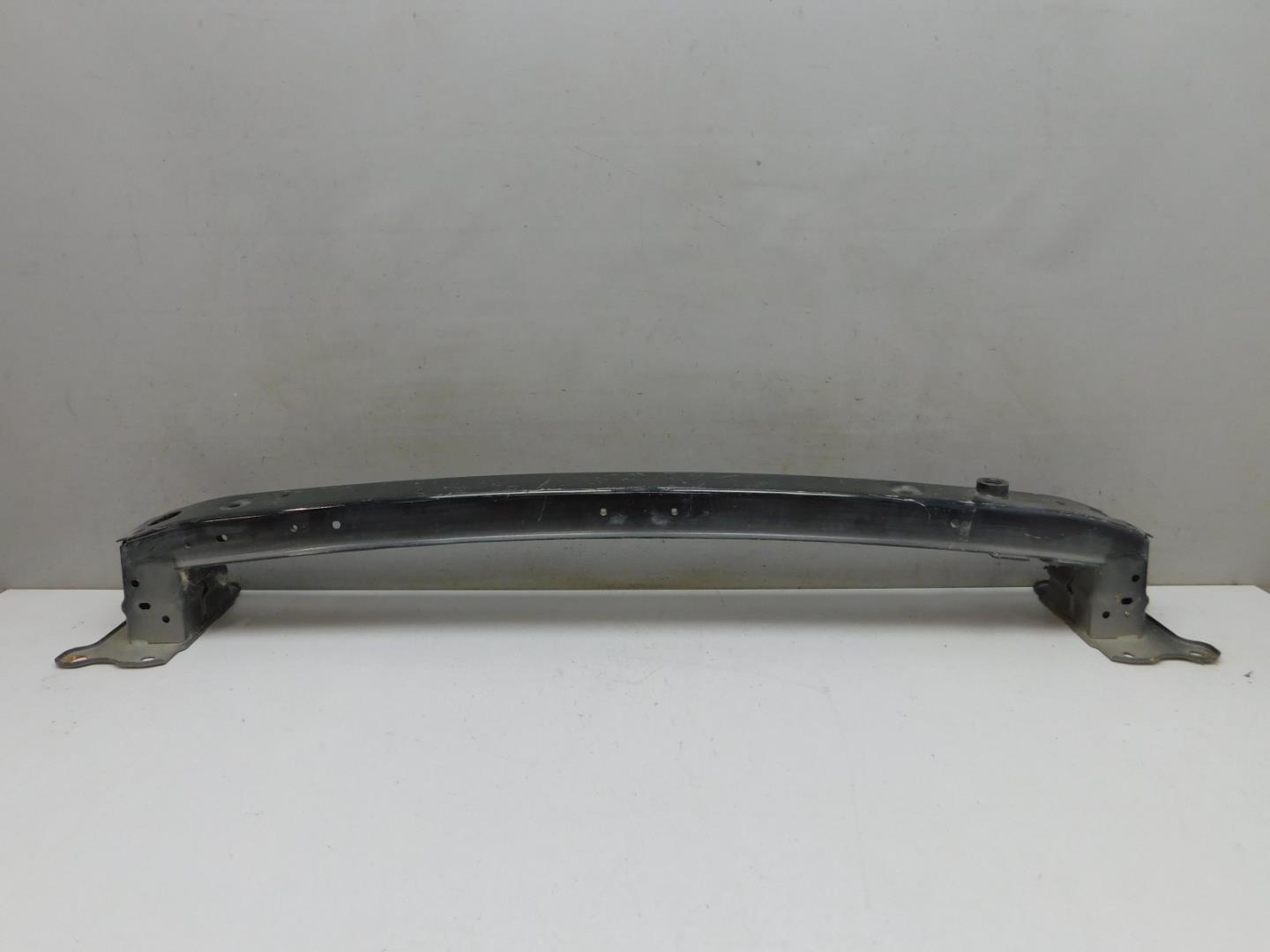 Усилитель переднего бампера