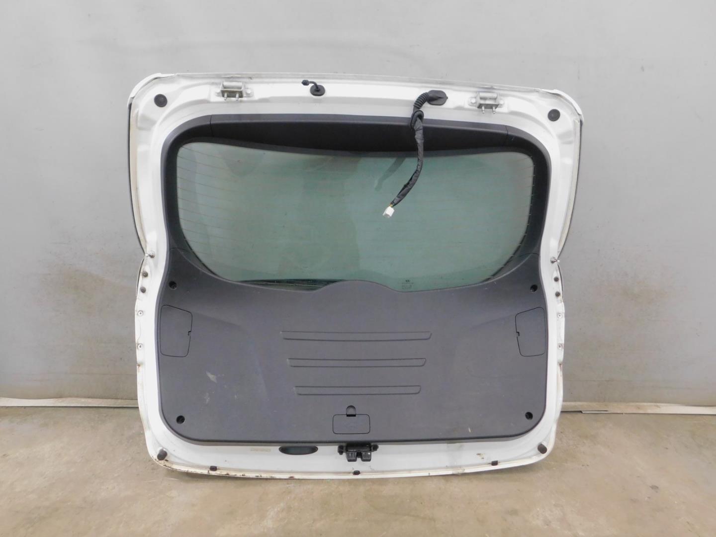 Дверь багажника