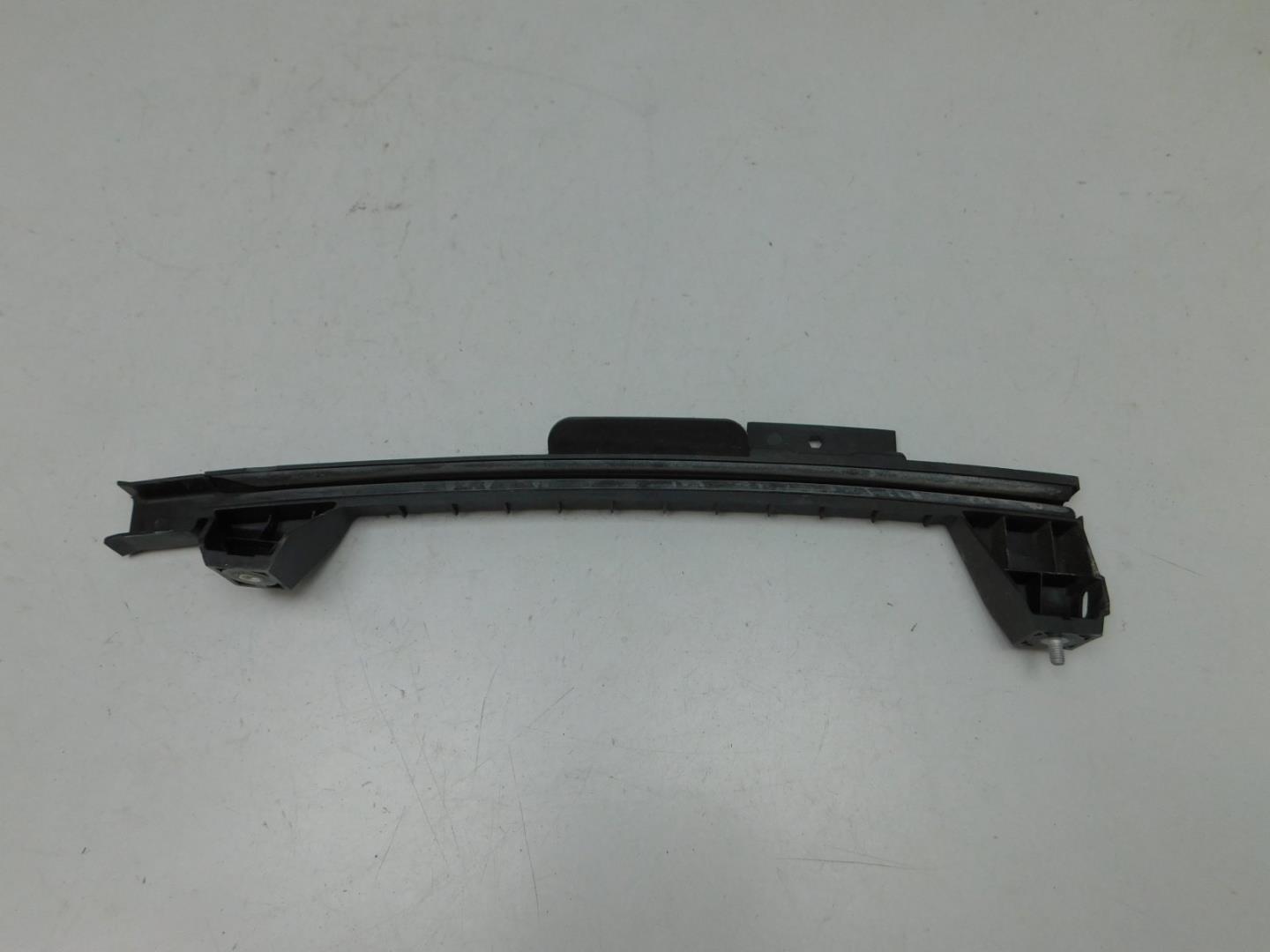 Направляющая стекла двери