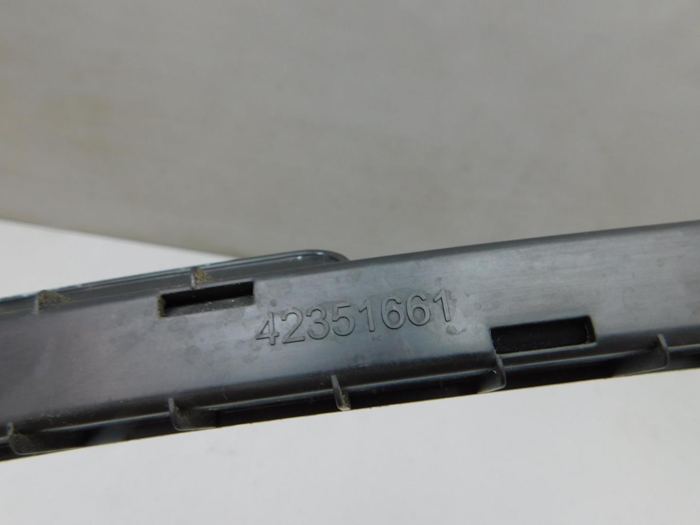 Направляющая стекла двери