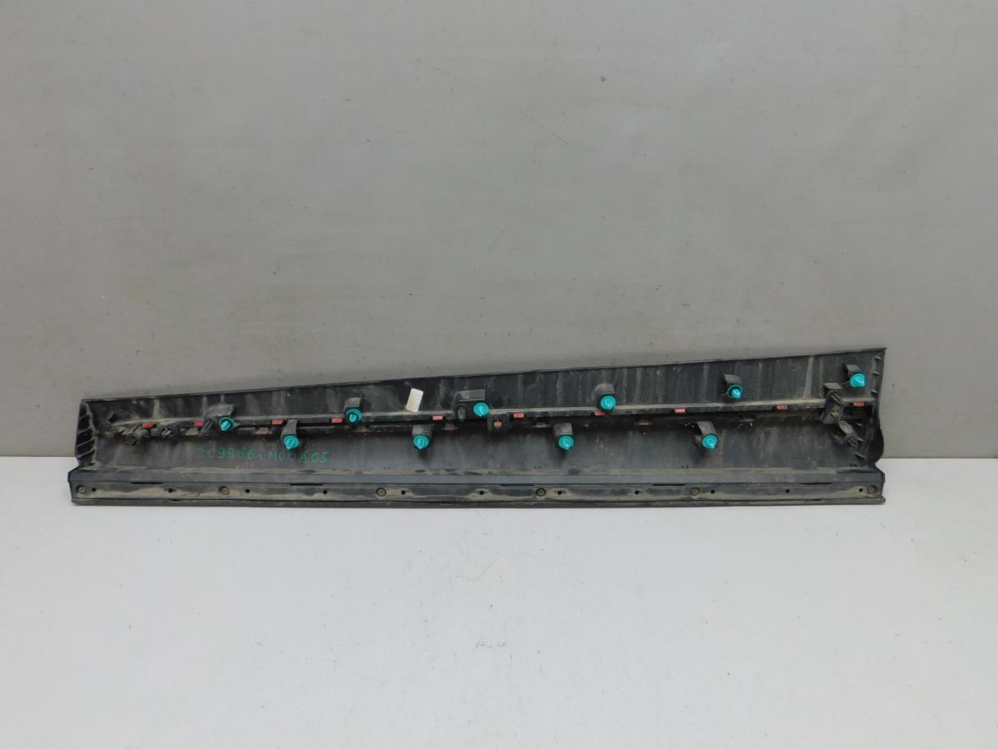 Накладка двери передней правой