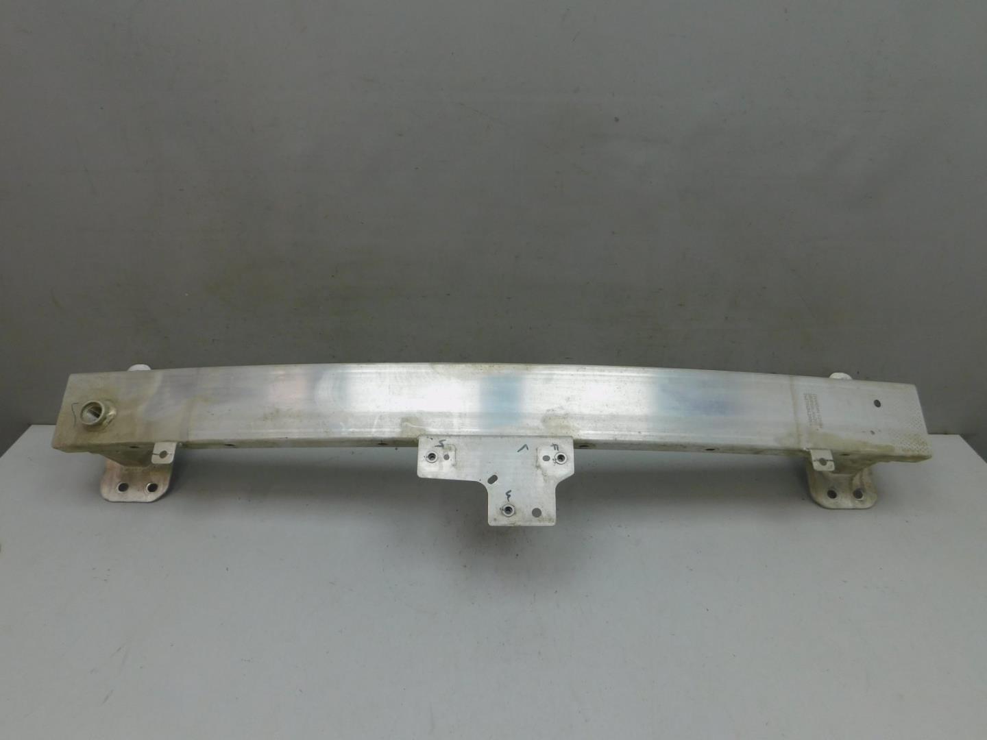 Усилитель переднего бампера