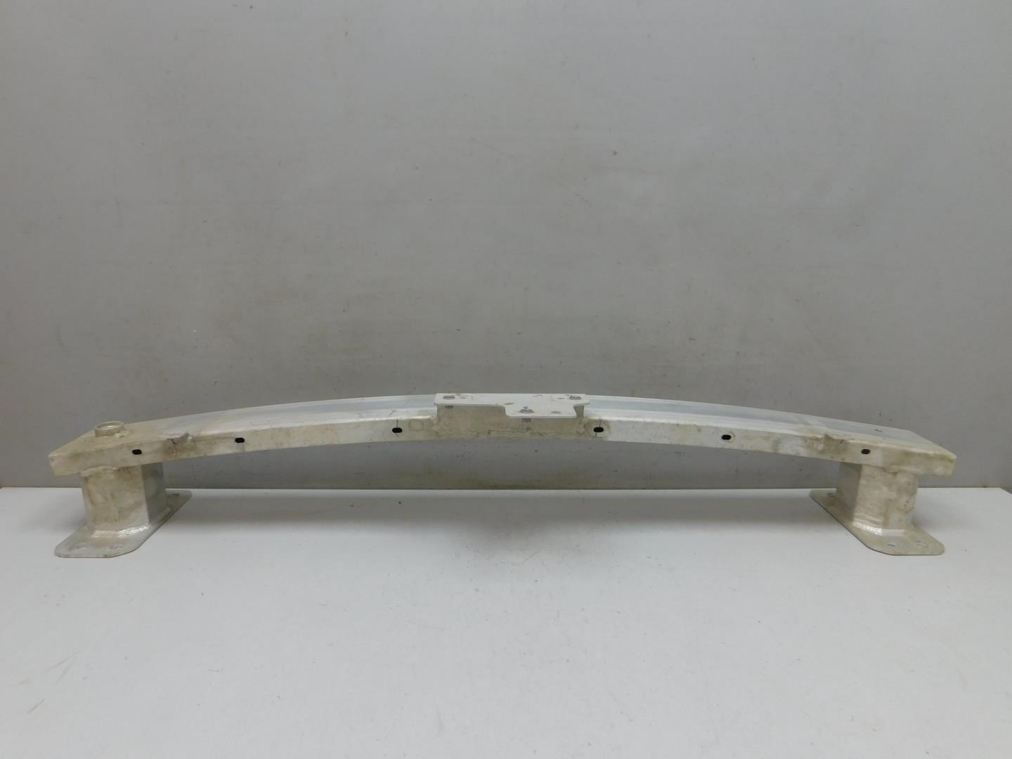 Усилитель переднего бампера