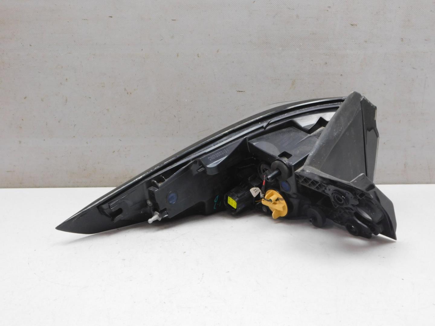 Фонарь задний наружный правый