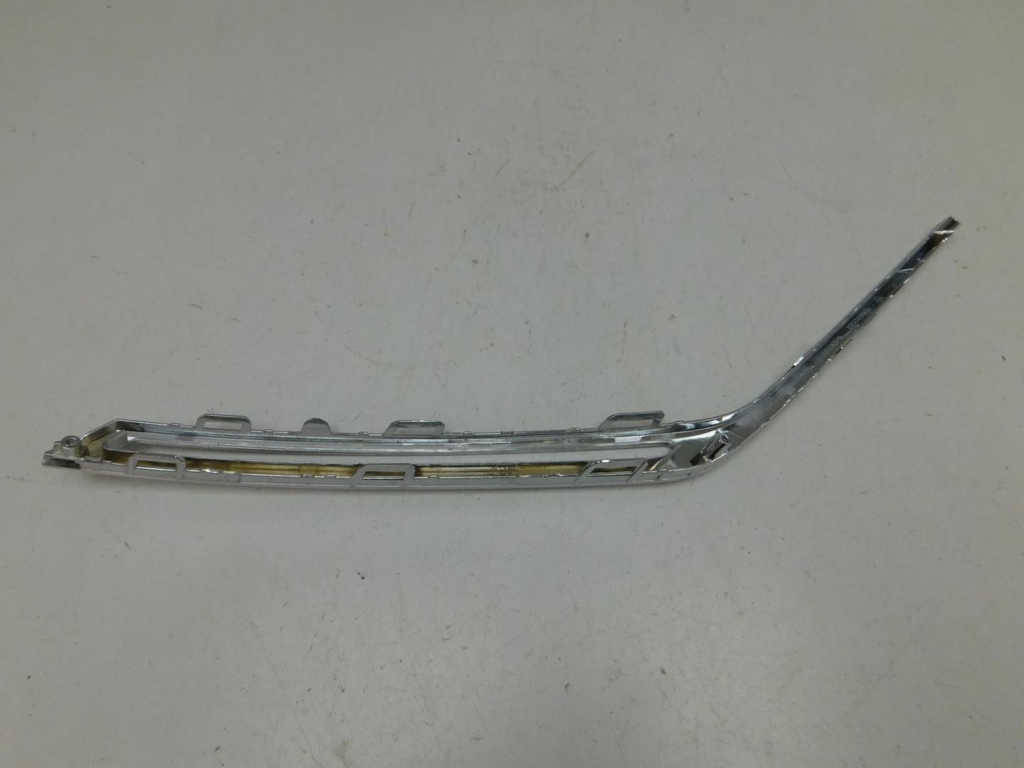 Молдинг переднего бампера