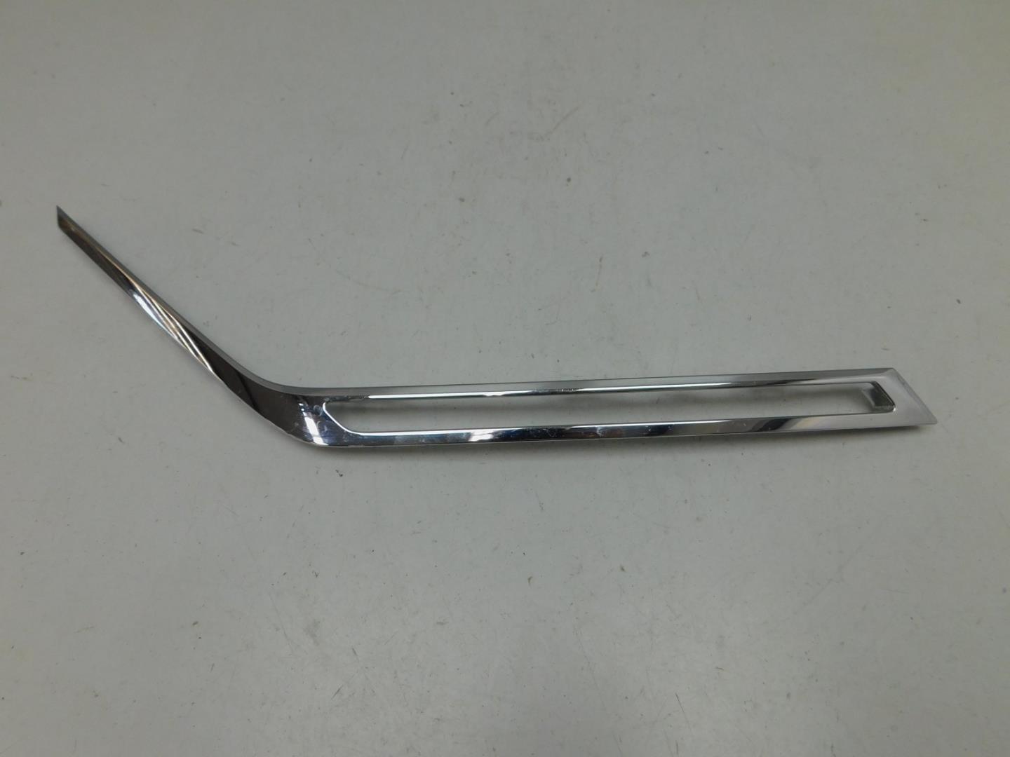 Молдинг переднего бампера