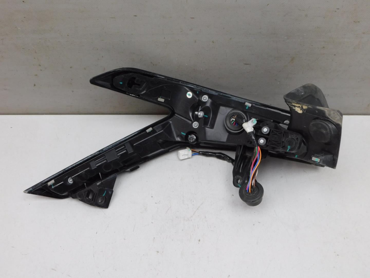 Фонарь задний наружный правый