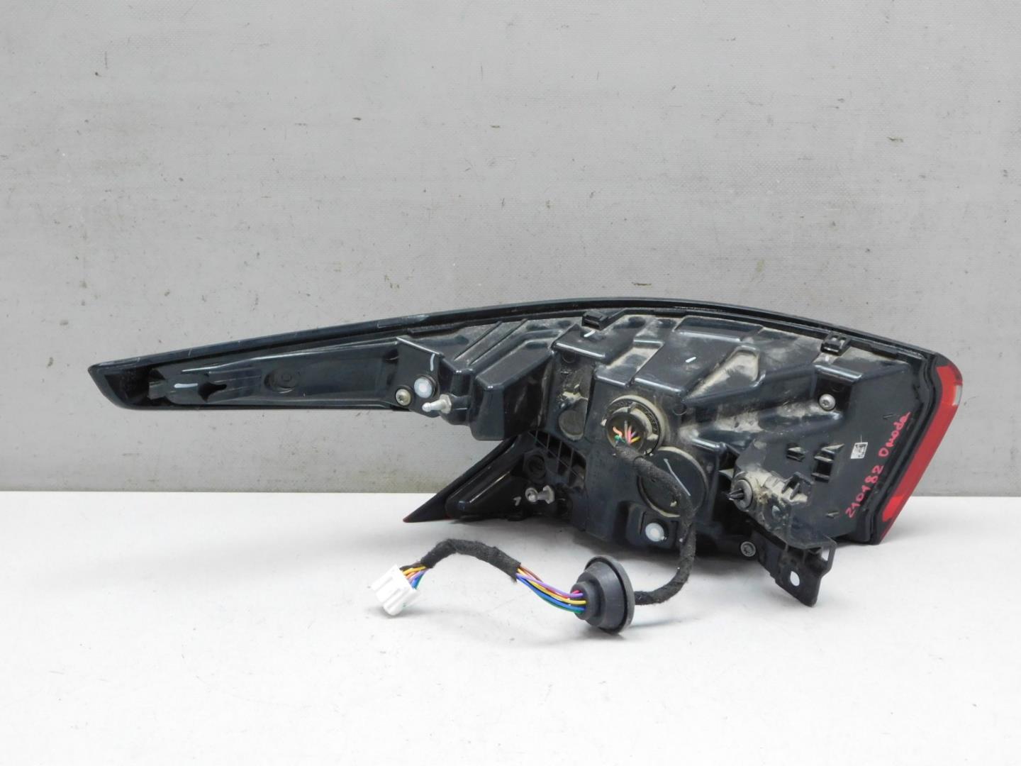 Фонарь задний наружный правый