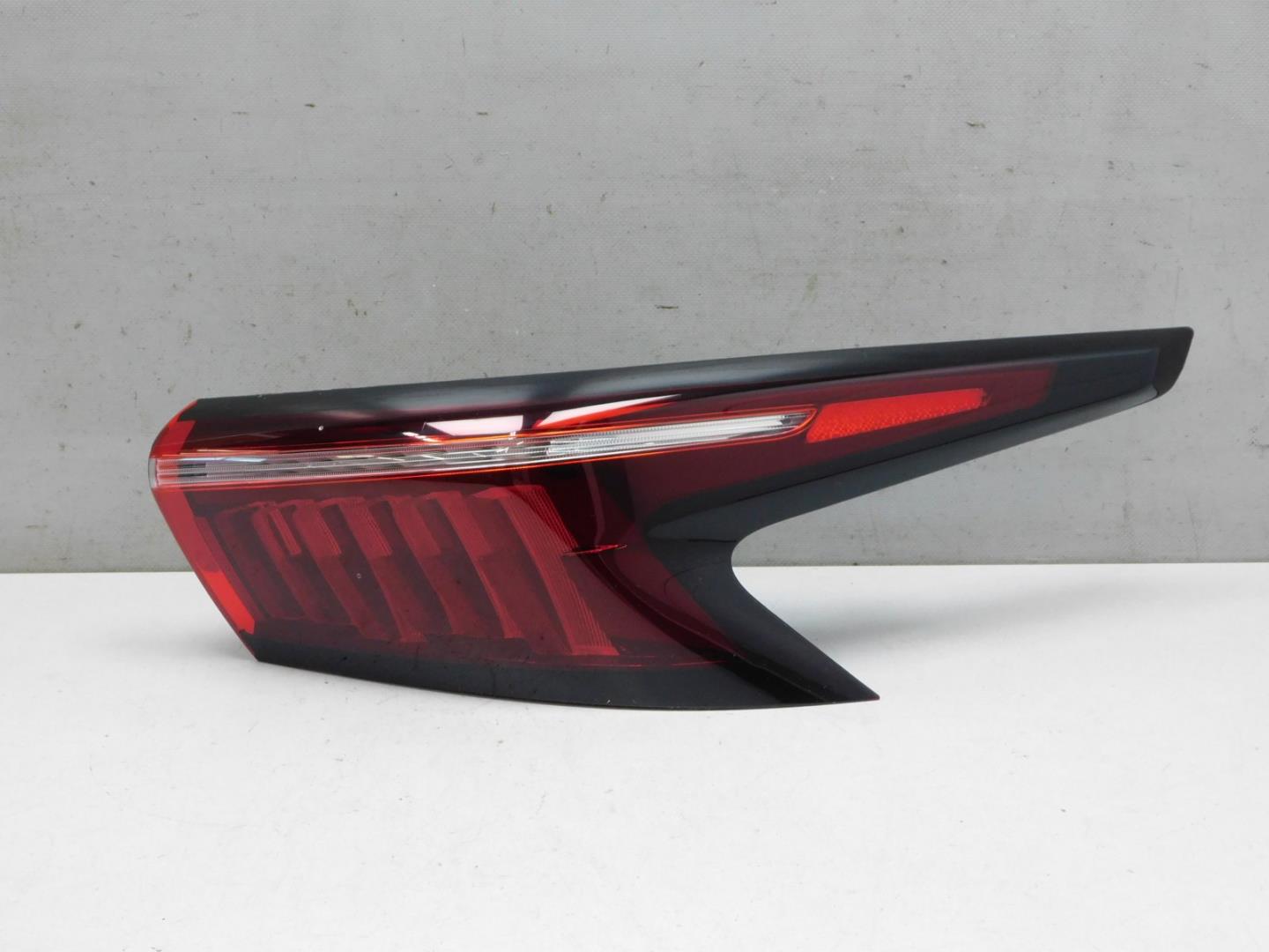 Фонарь задний наружный правый