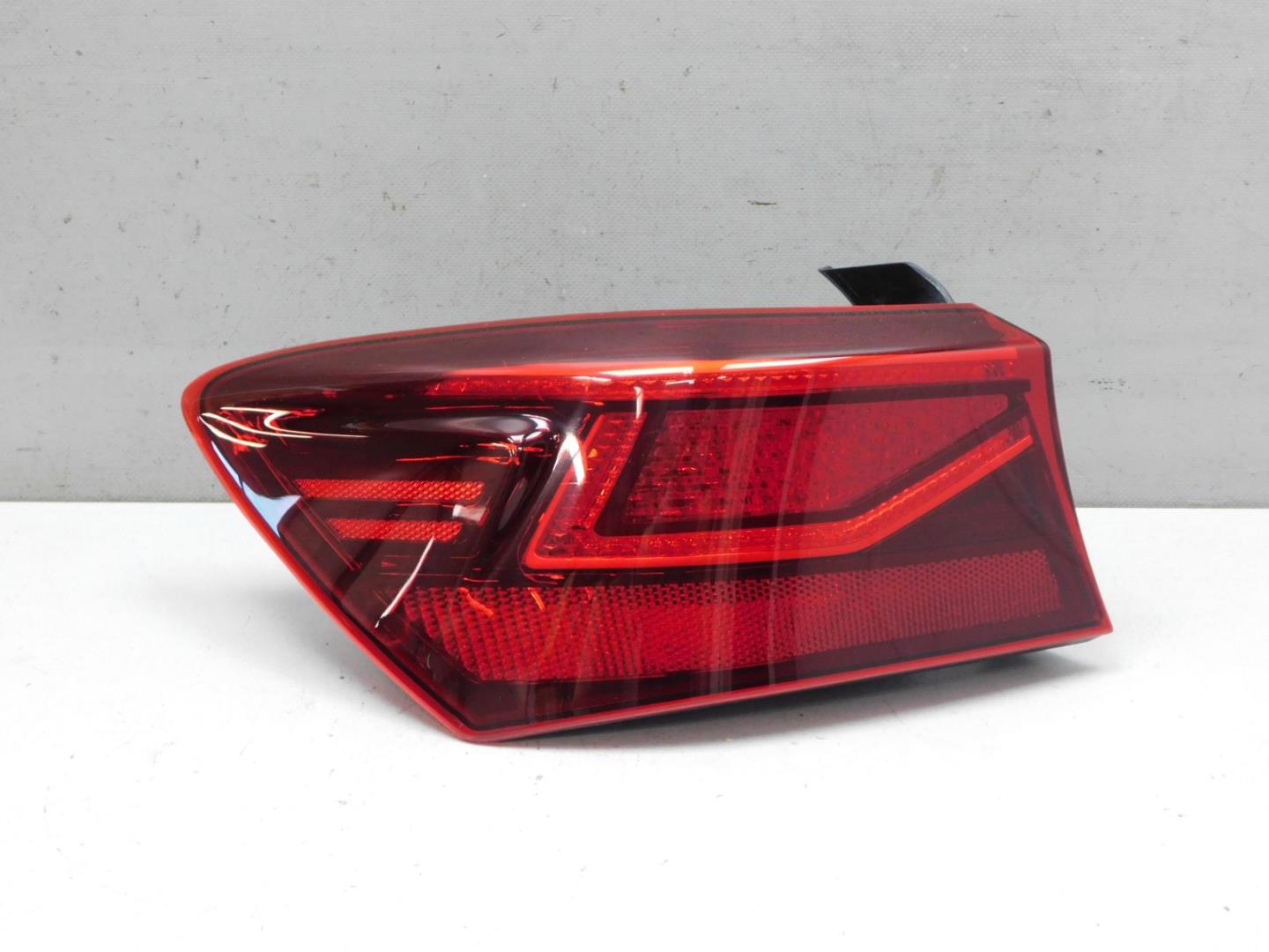 Фонарь задний наружный левый