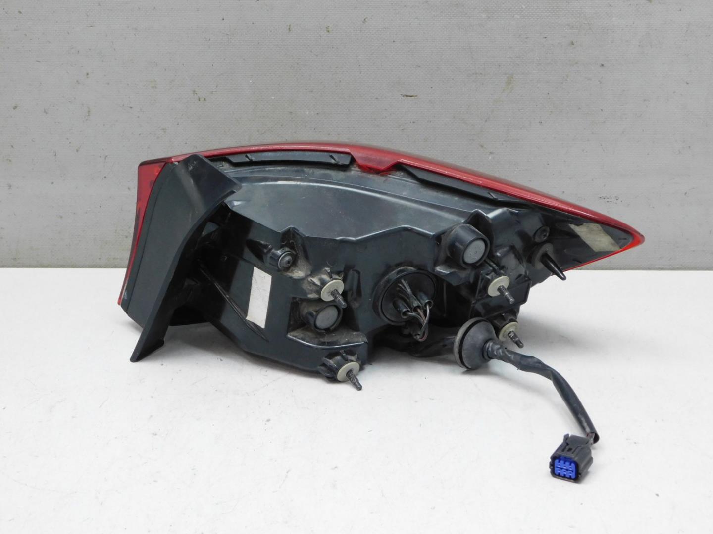 Фонарь задний наружный левый