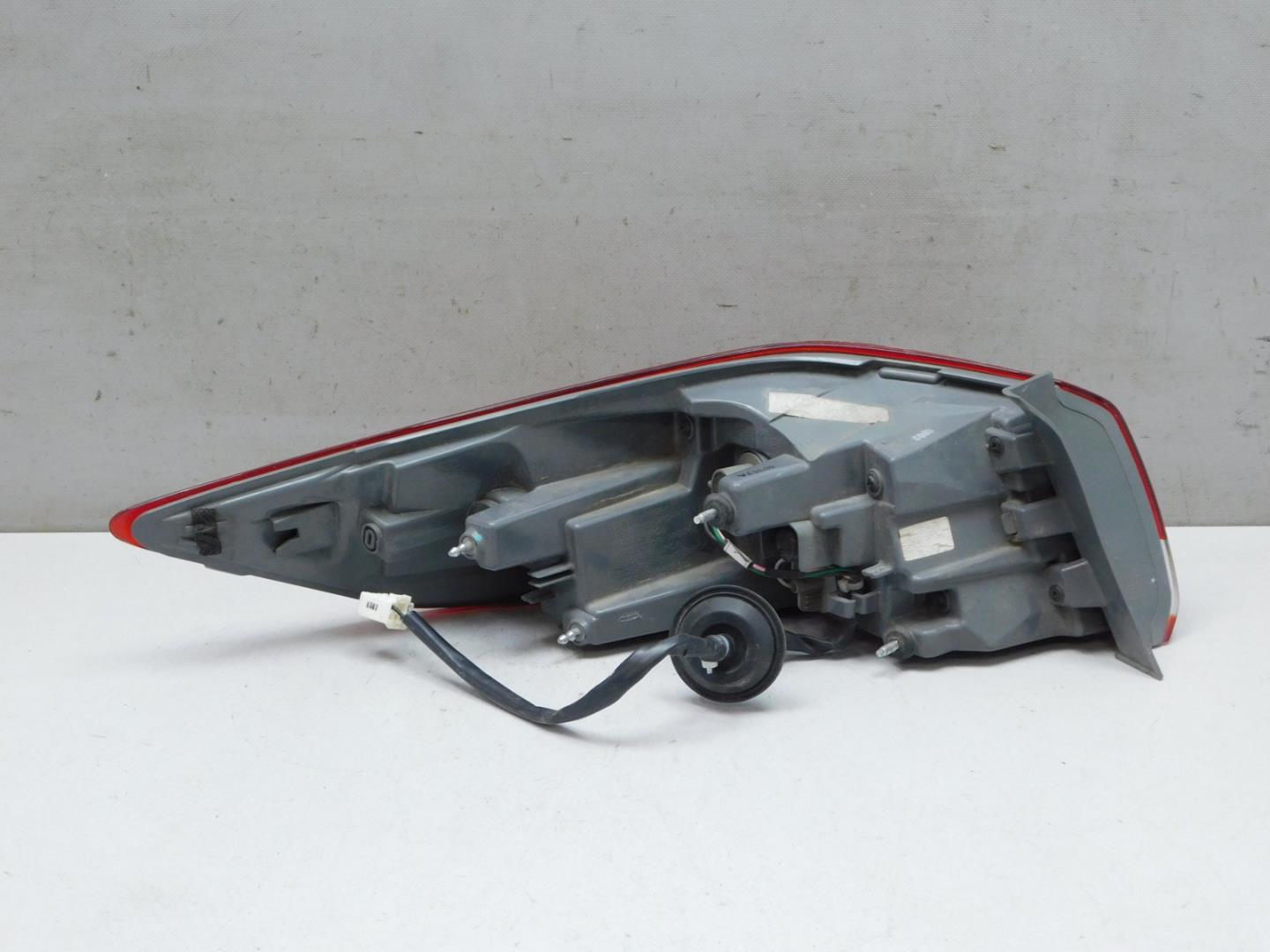 Фонарь задний наружный правый