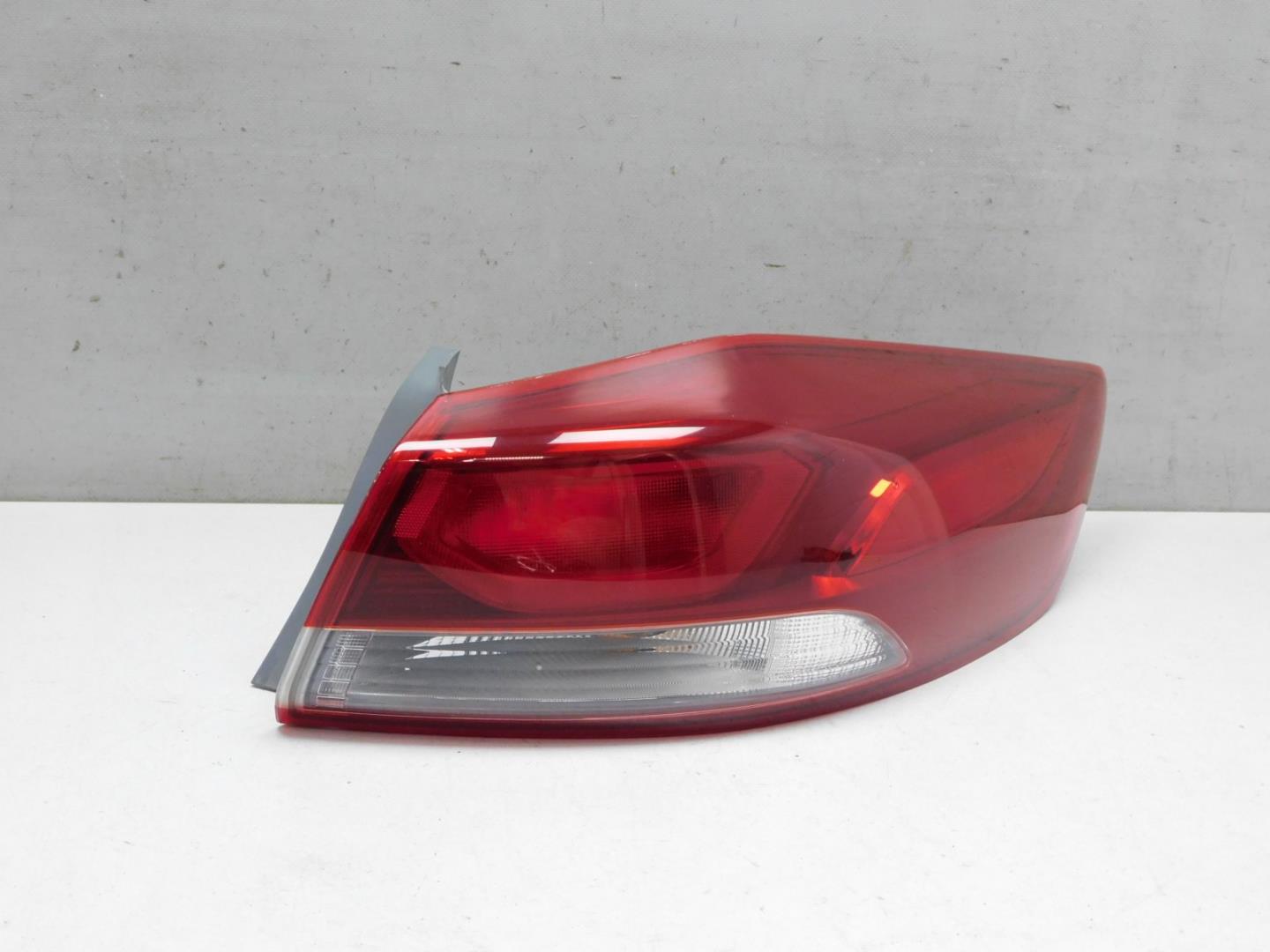 Фонарь задний наружный правый