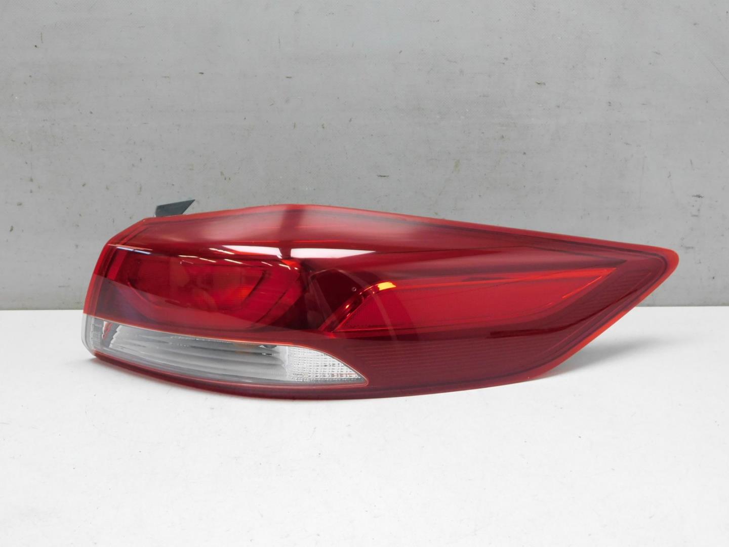 Фонарь задний наружный правый