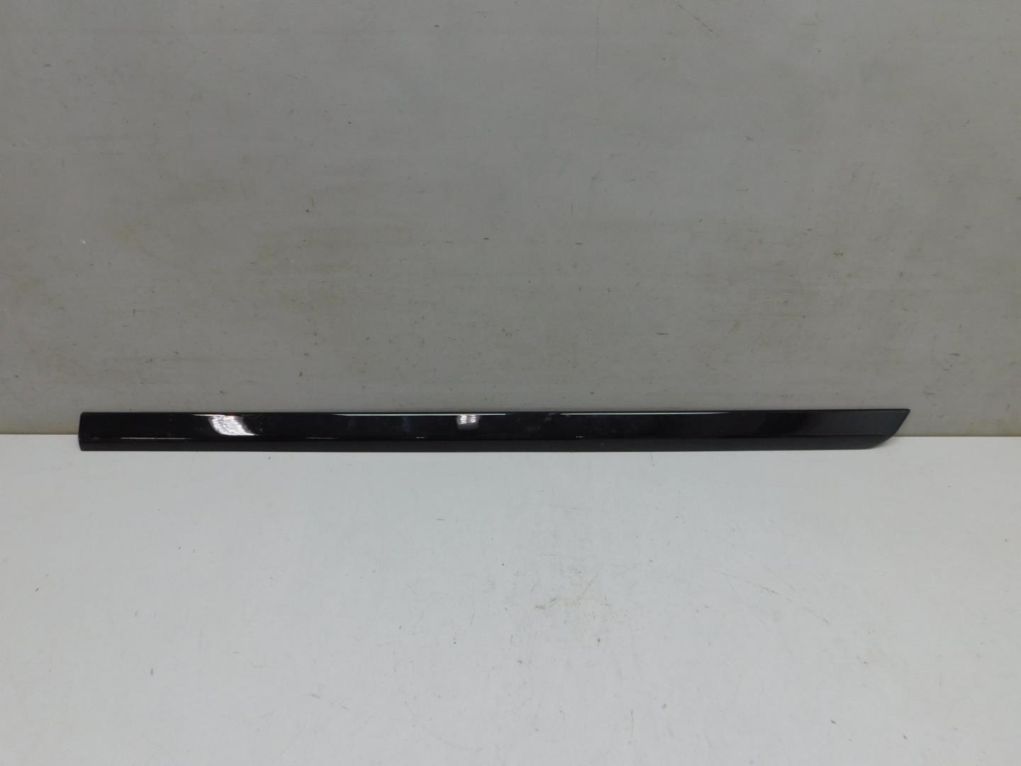 Накладка двери передней правой