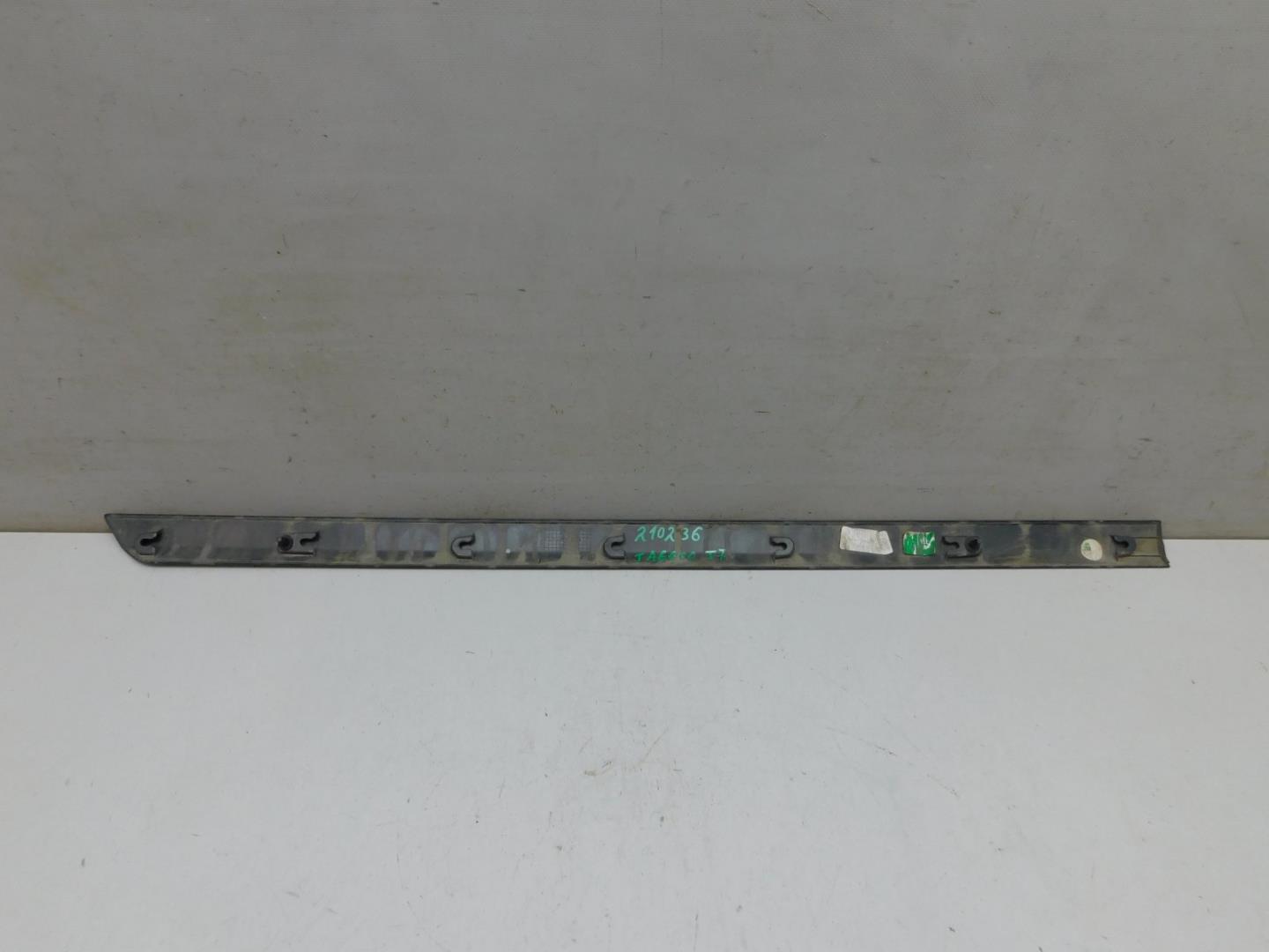 Накладка двери передней правой