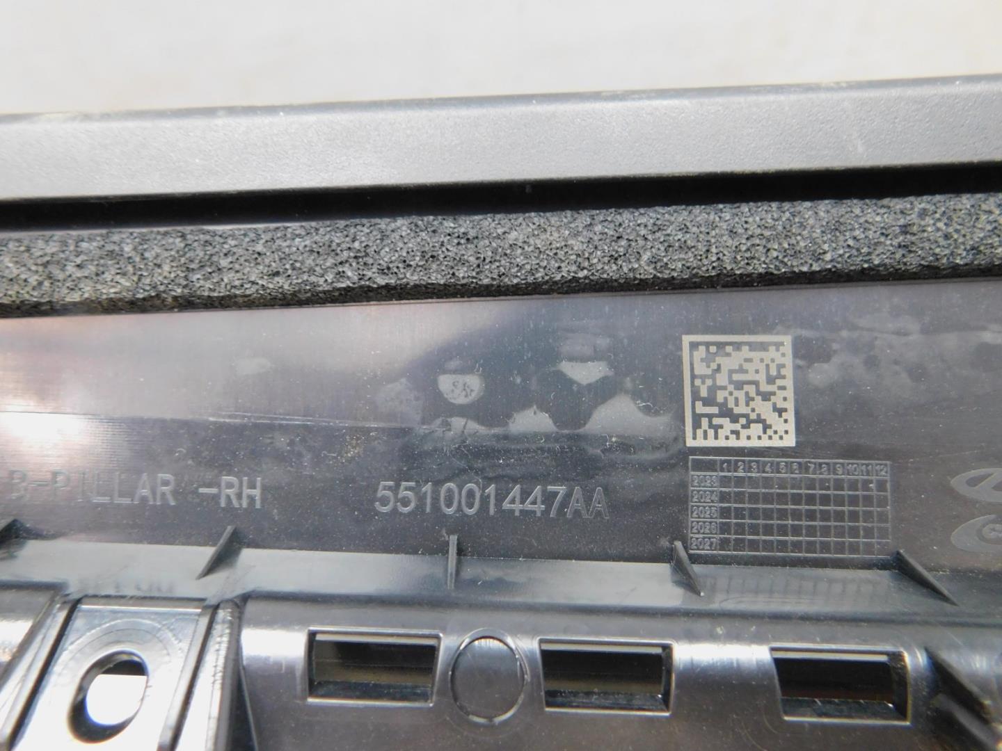 Накладка двери передней правой