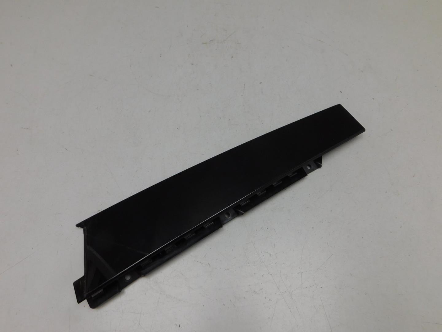 Накладка двери передней правой