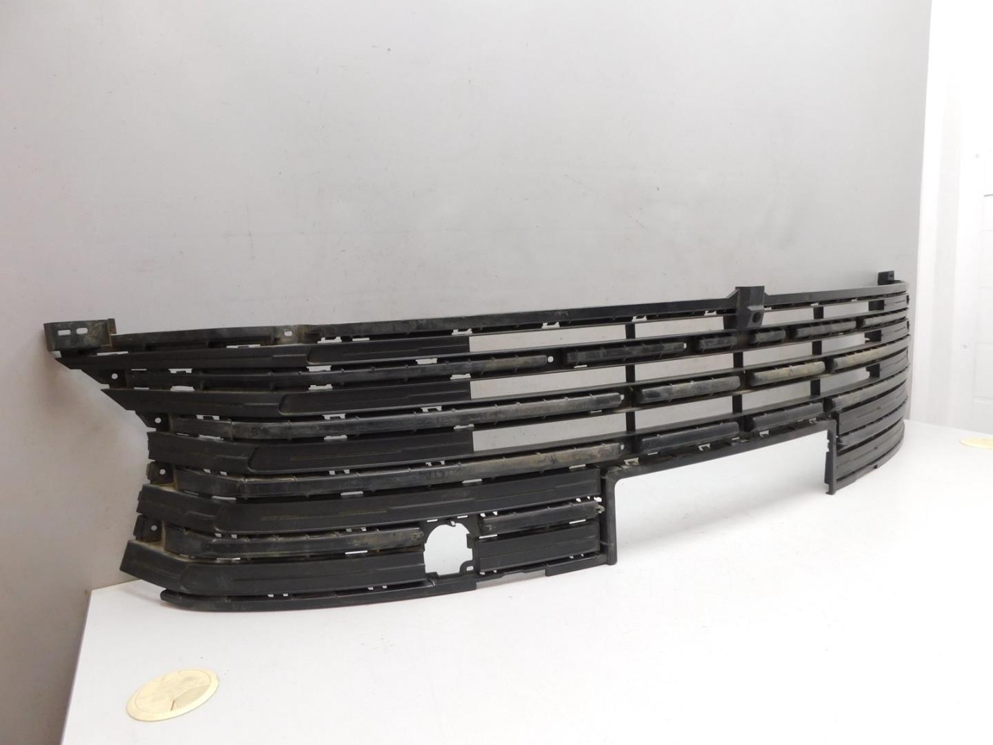 Решетка в бампер центральная
