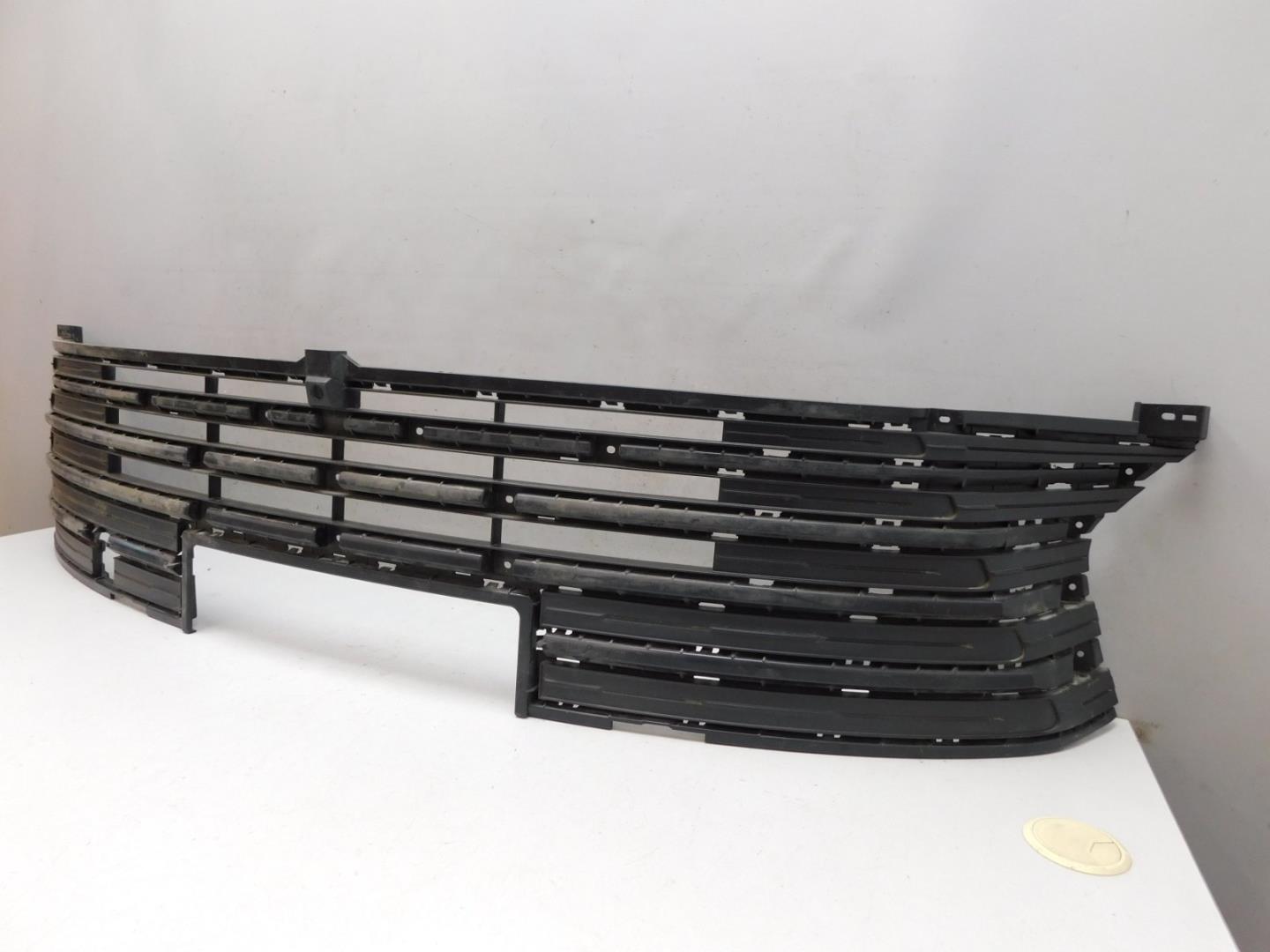 Решетка в бампер центральная