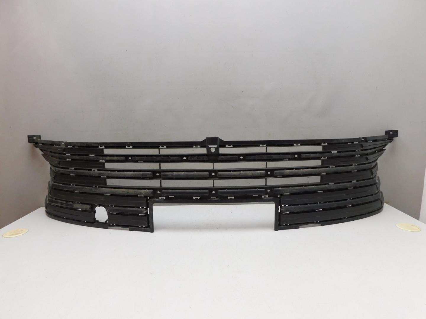 Решетка в бампер центральная