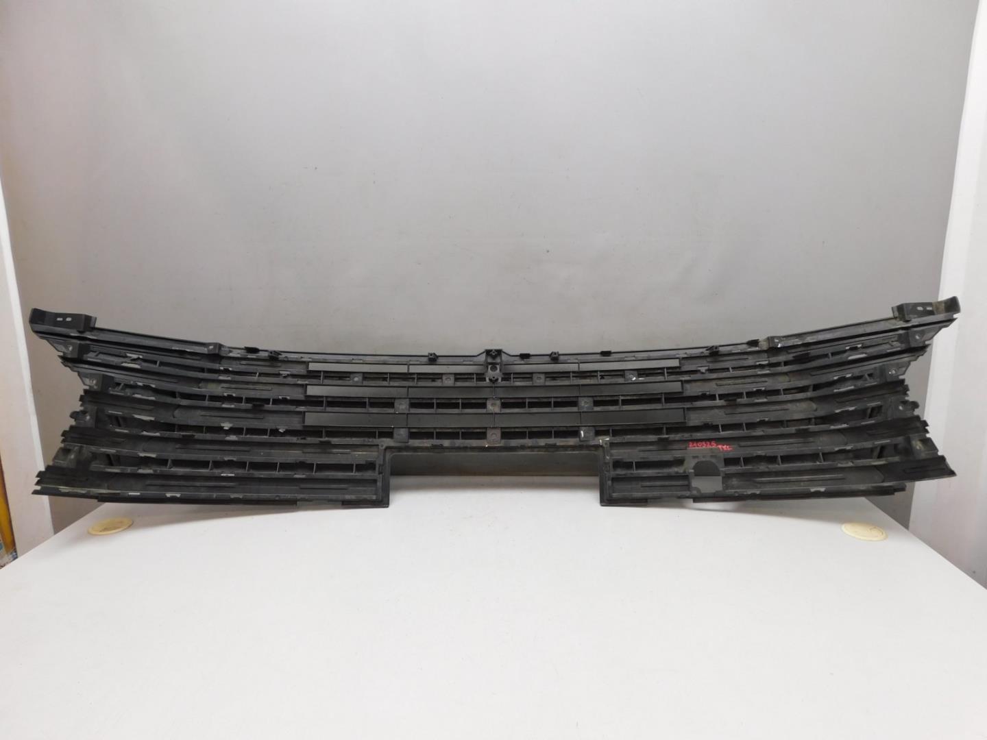 Решетка в бампер центральная