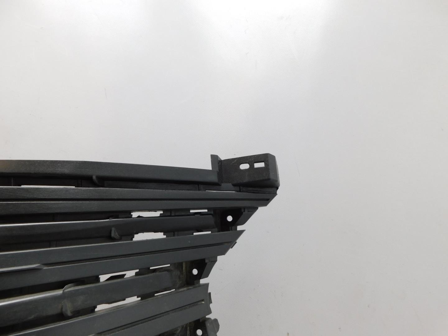 Решетка в бампер центральная