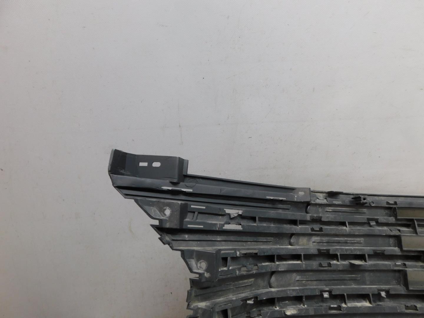 Решетка в бампер центральная