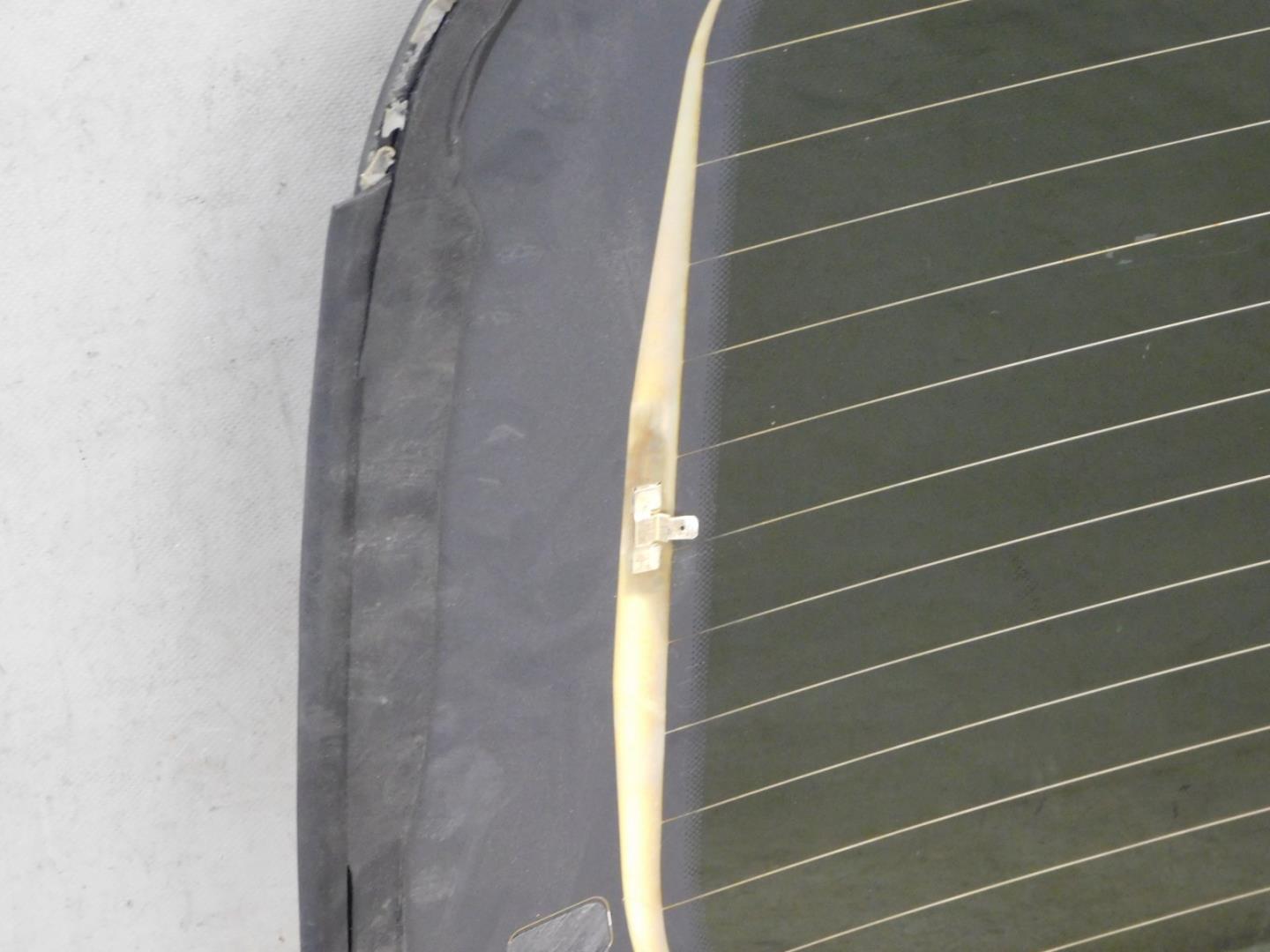 Стекло заднее