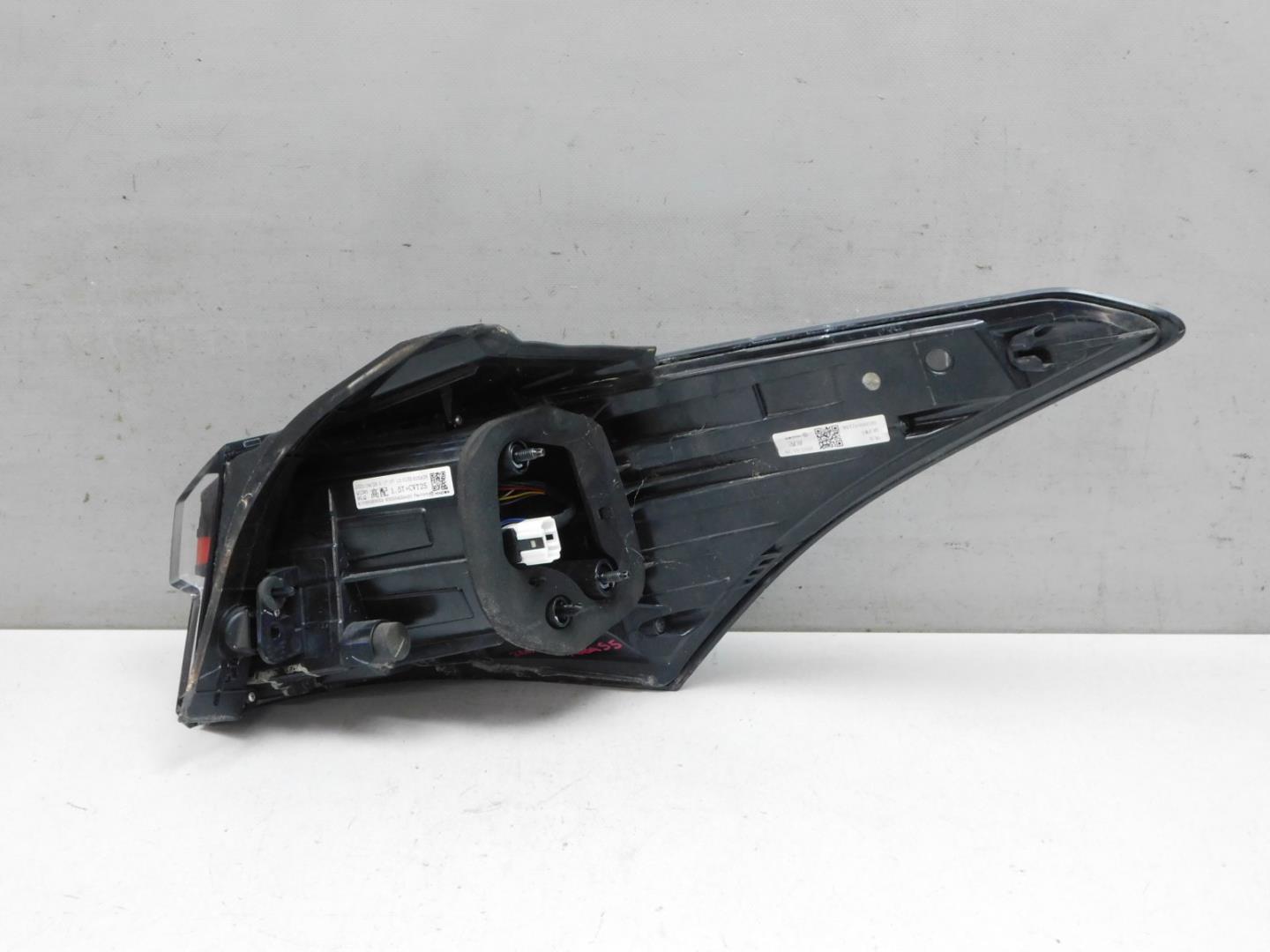 Фонарь задний наружный левый