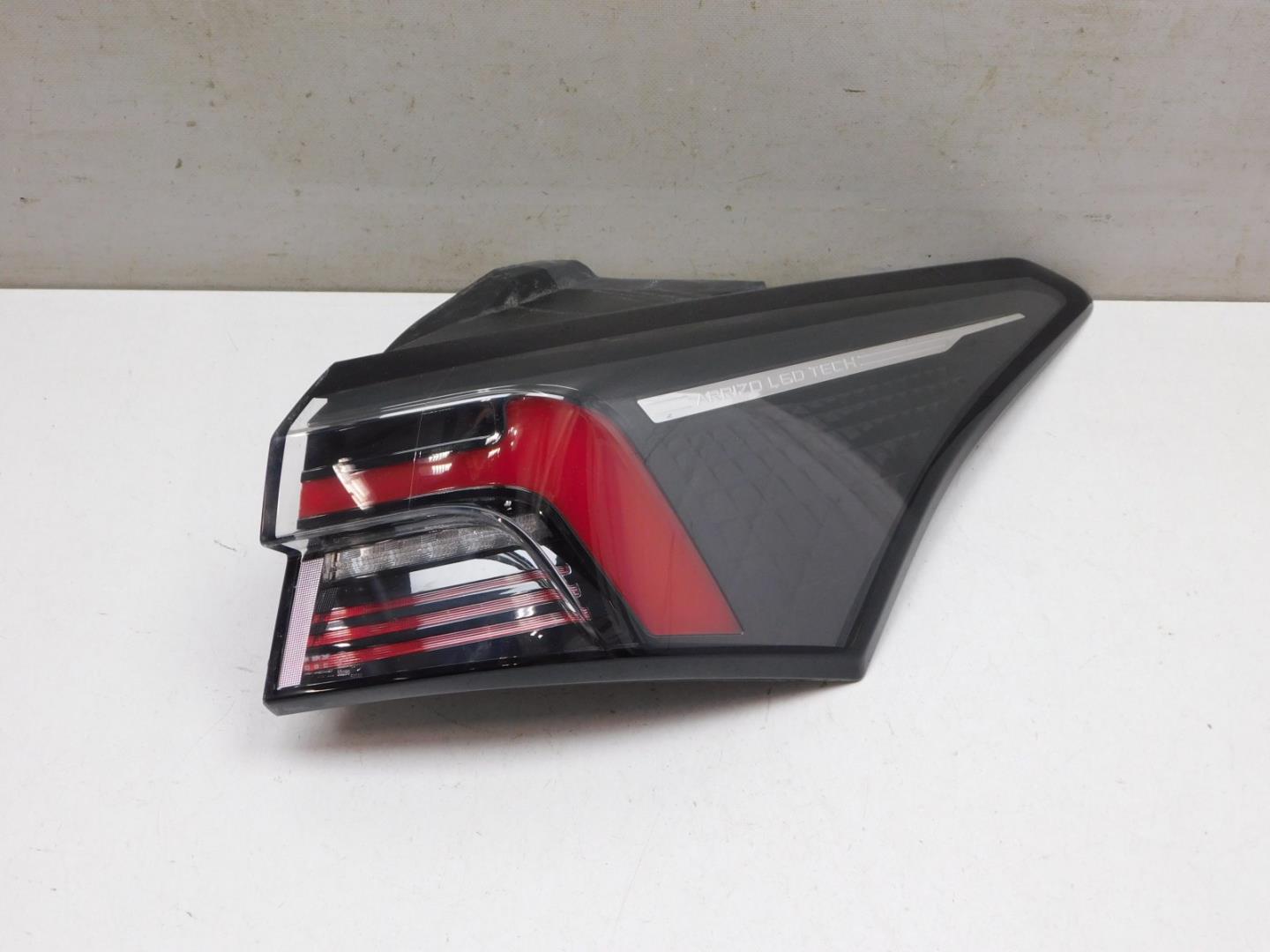 Фонарь задний наружный правый