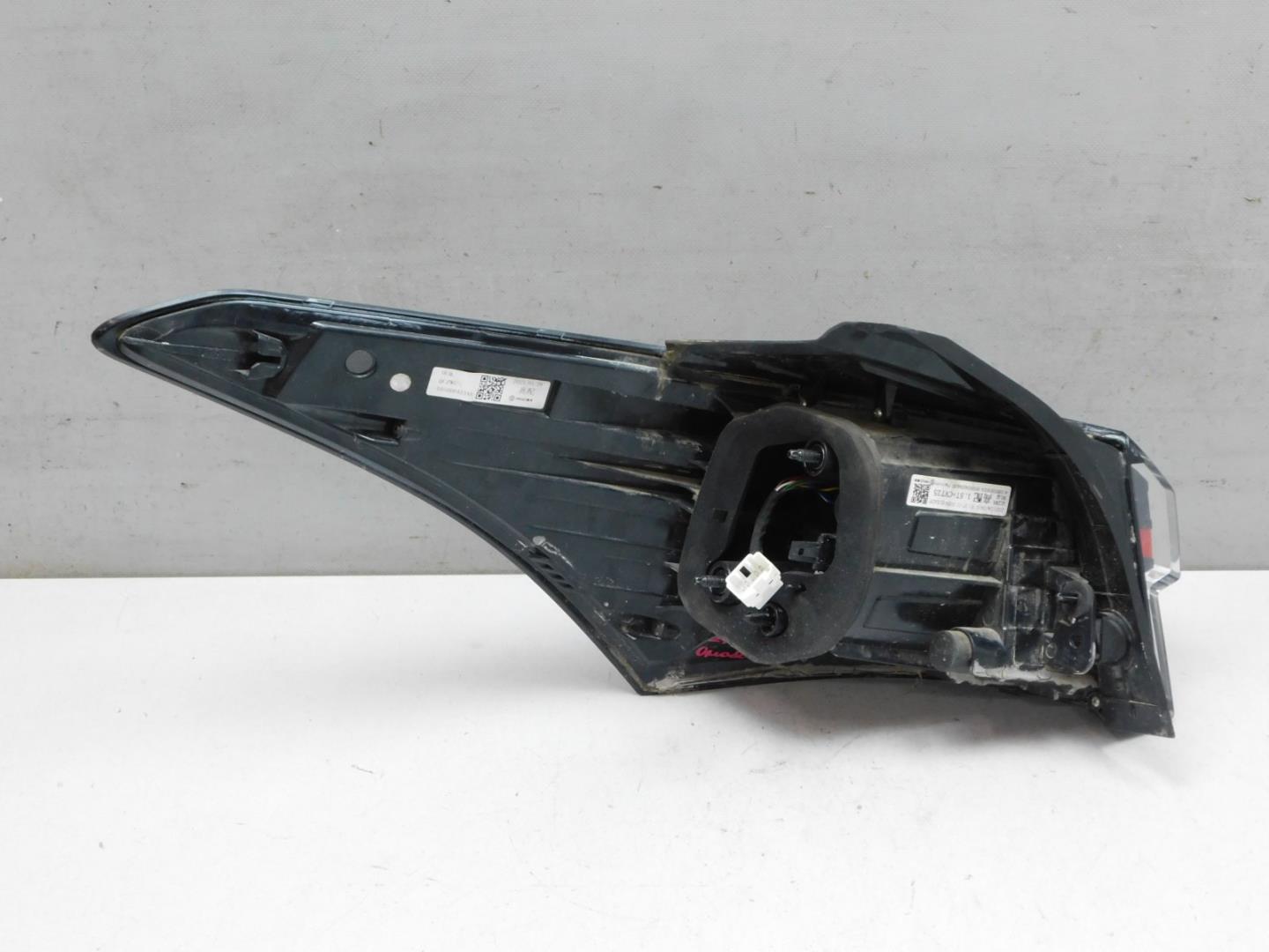 Фонарь задний наружный правый