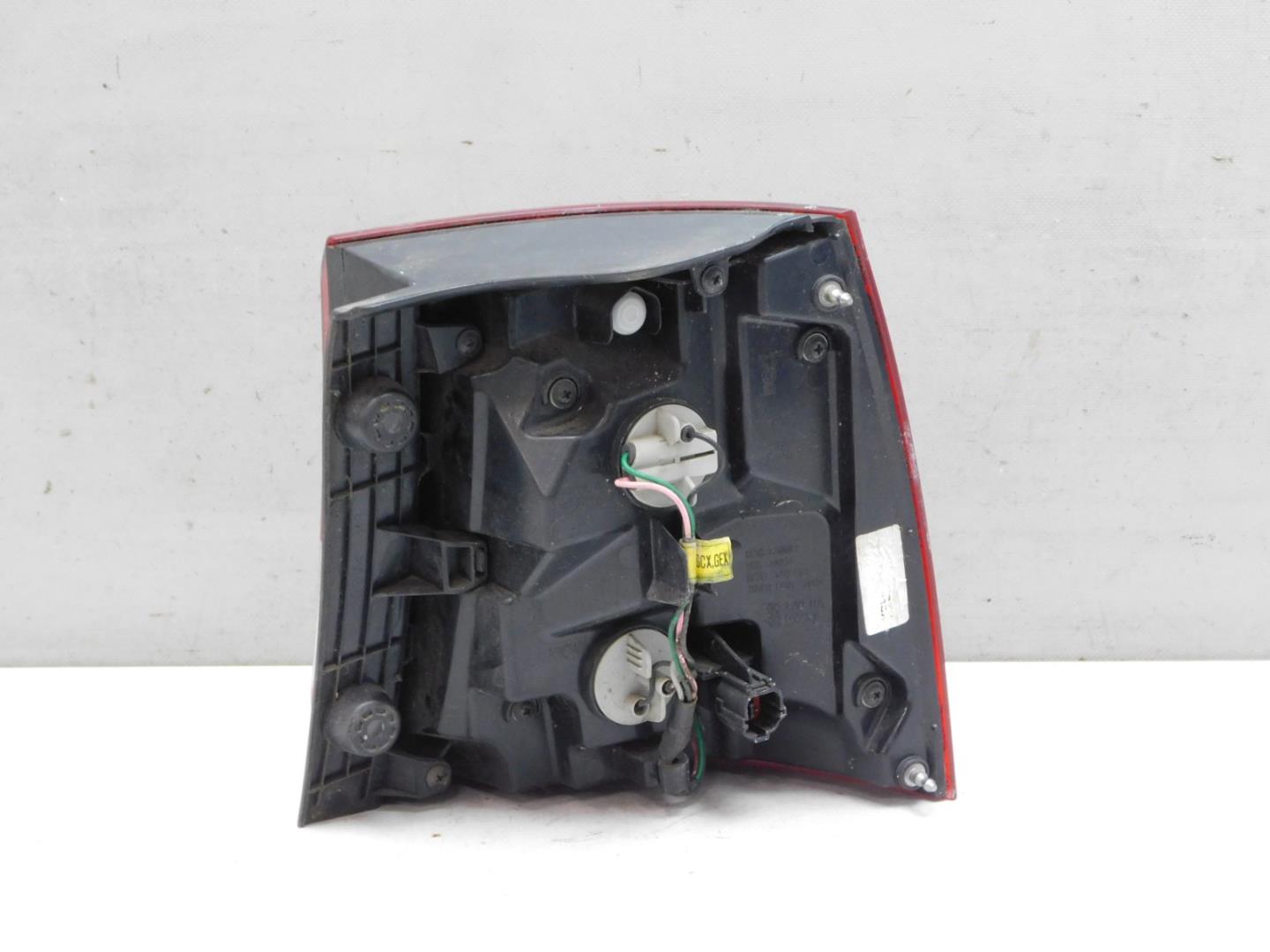 Фонарь задний наружный левый