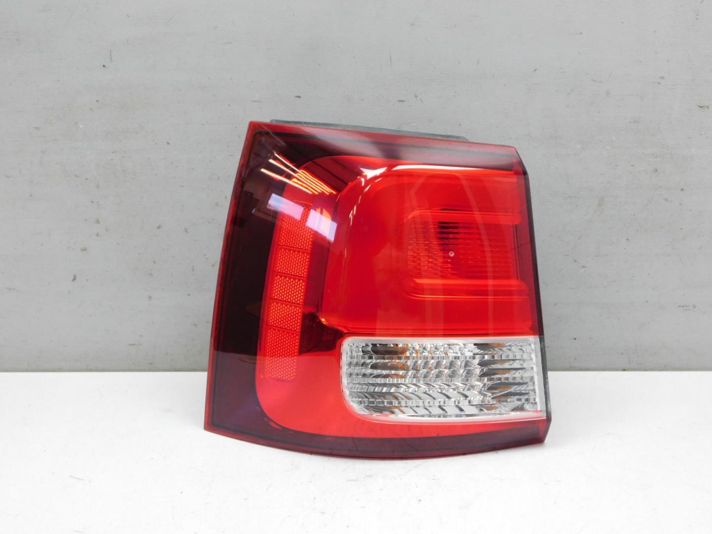 Фонарь задний наружный левый