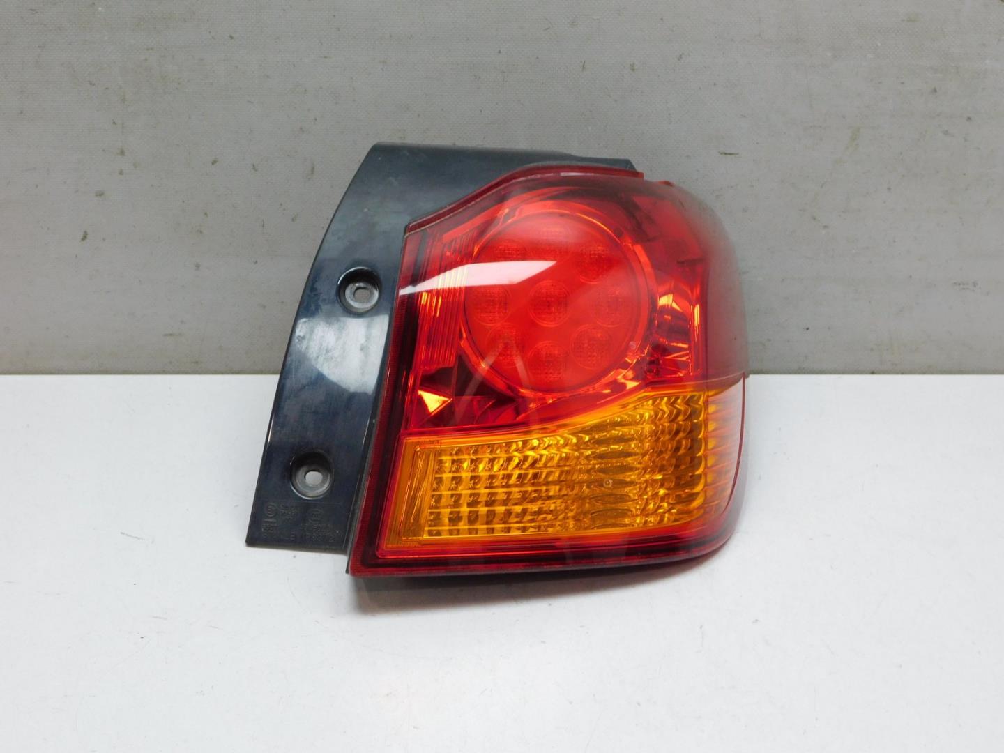 Фонарь задний наружный правый