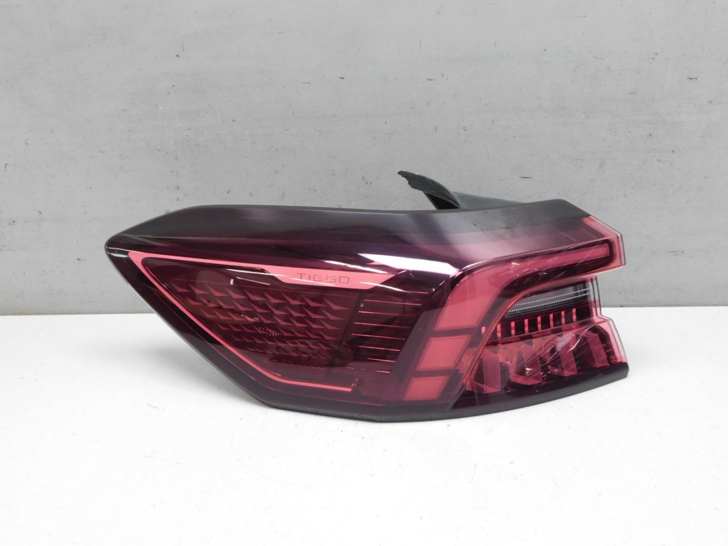 Фонарь задний наружный левый