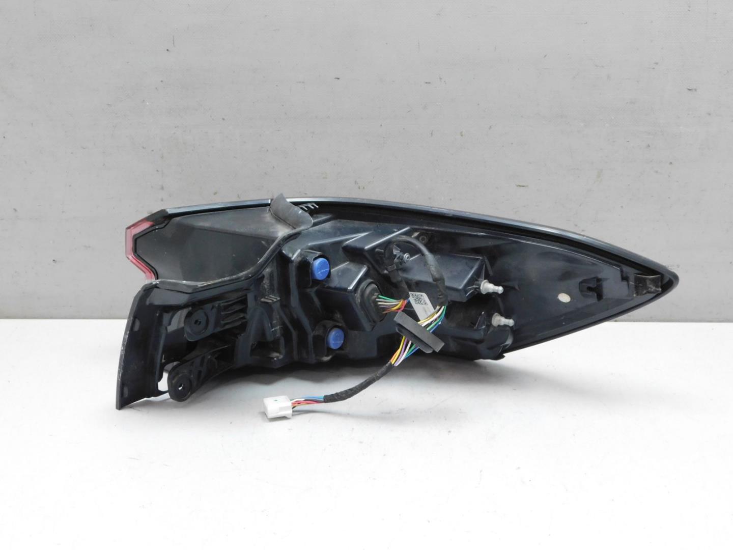 Фонарь задний наружный левый